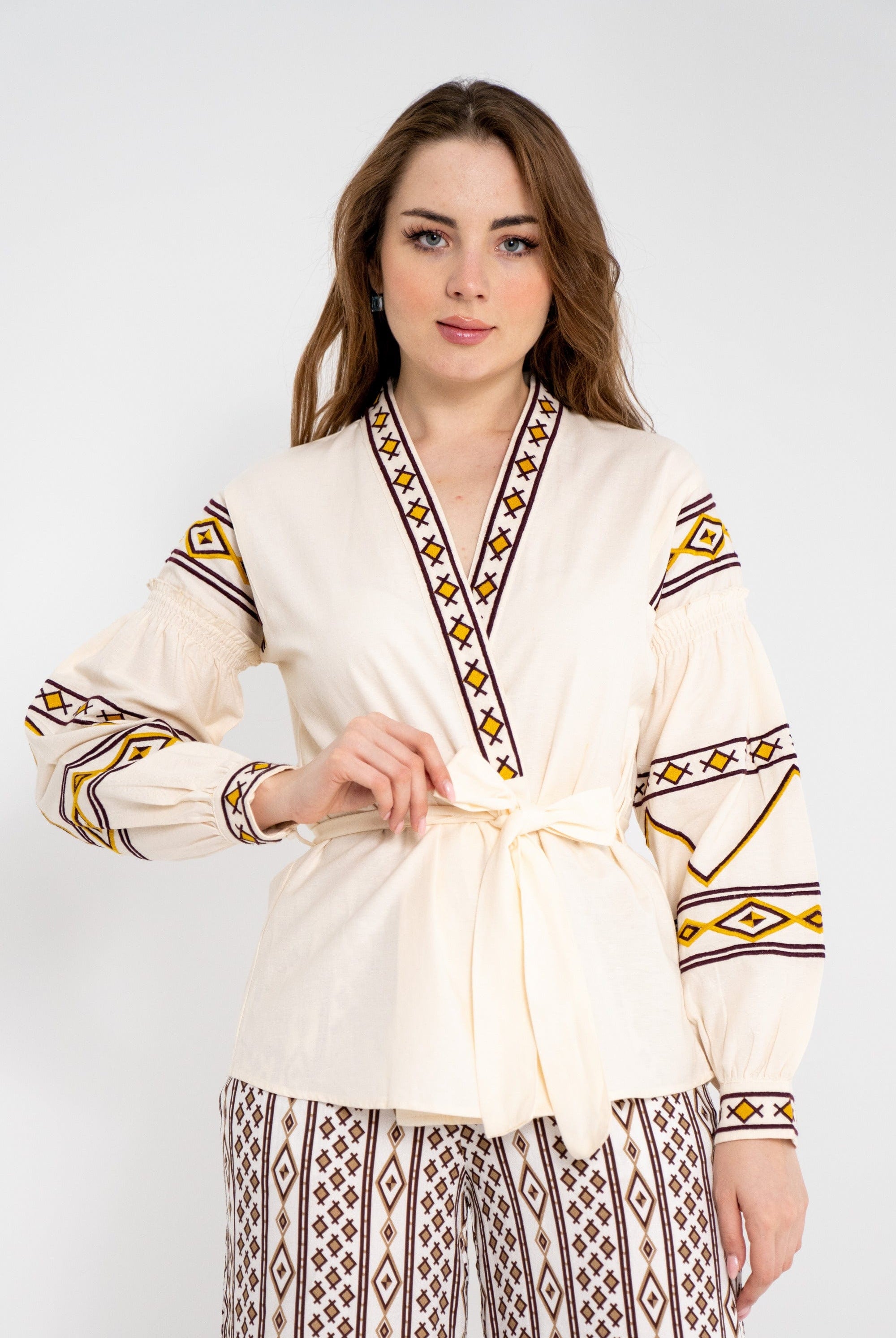 داليدرس كيمونو نسائي بأكمام طويلة مزين بتطريز على الصدر بيج فاتح