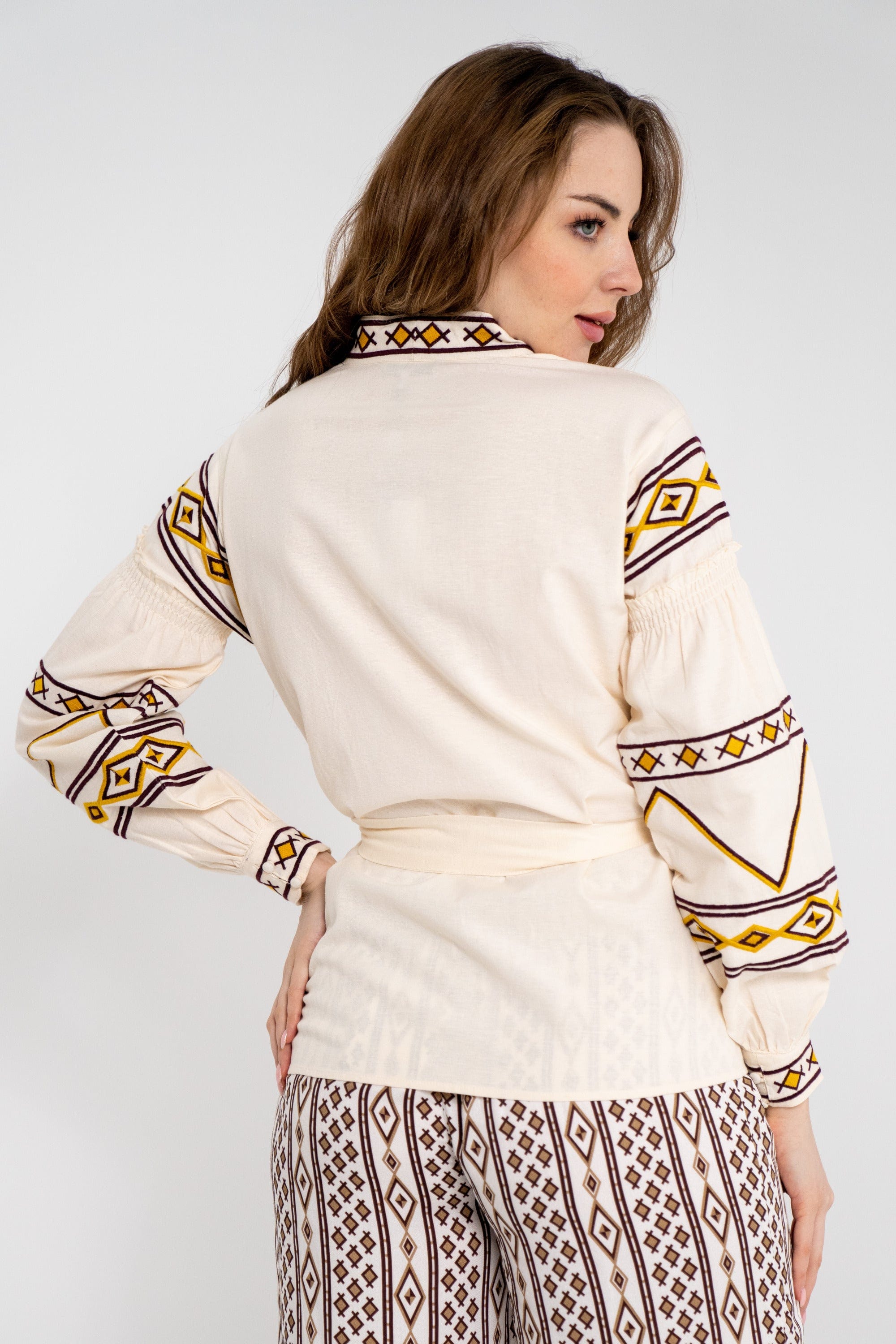 داليدرس كيمونو نسائي بأكمام طويلة مزين بتطريز على الصدر بيج فاتح