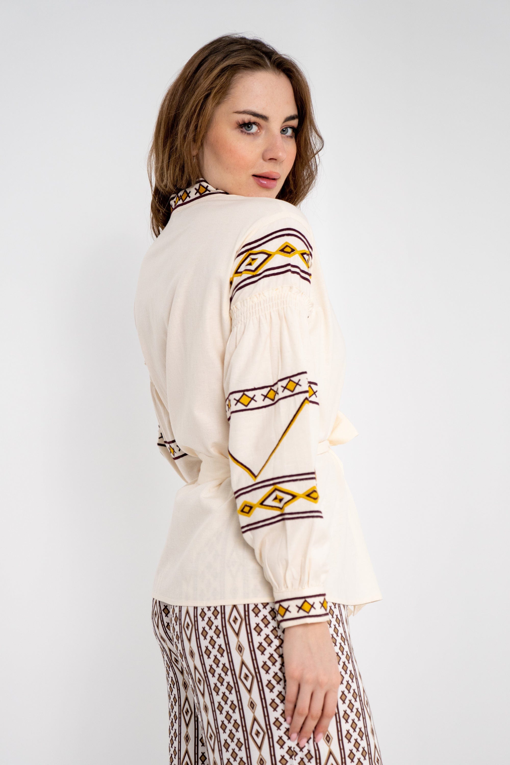 داليدرس كيمونو نسائي بأكمام طويلة مزين بتطريز على الصدر بيج فاتح