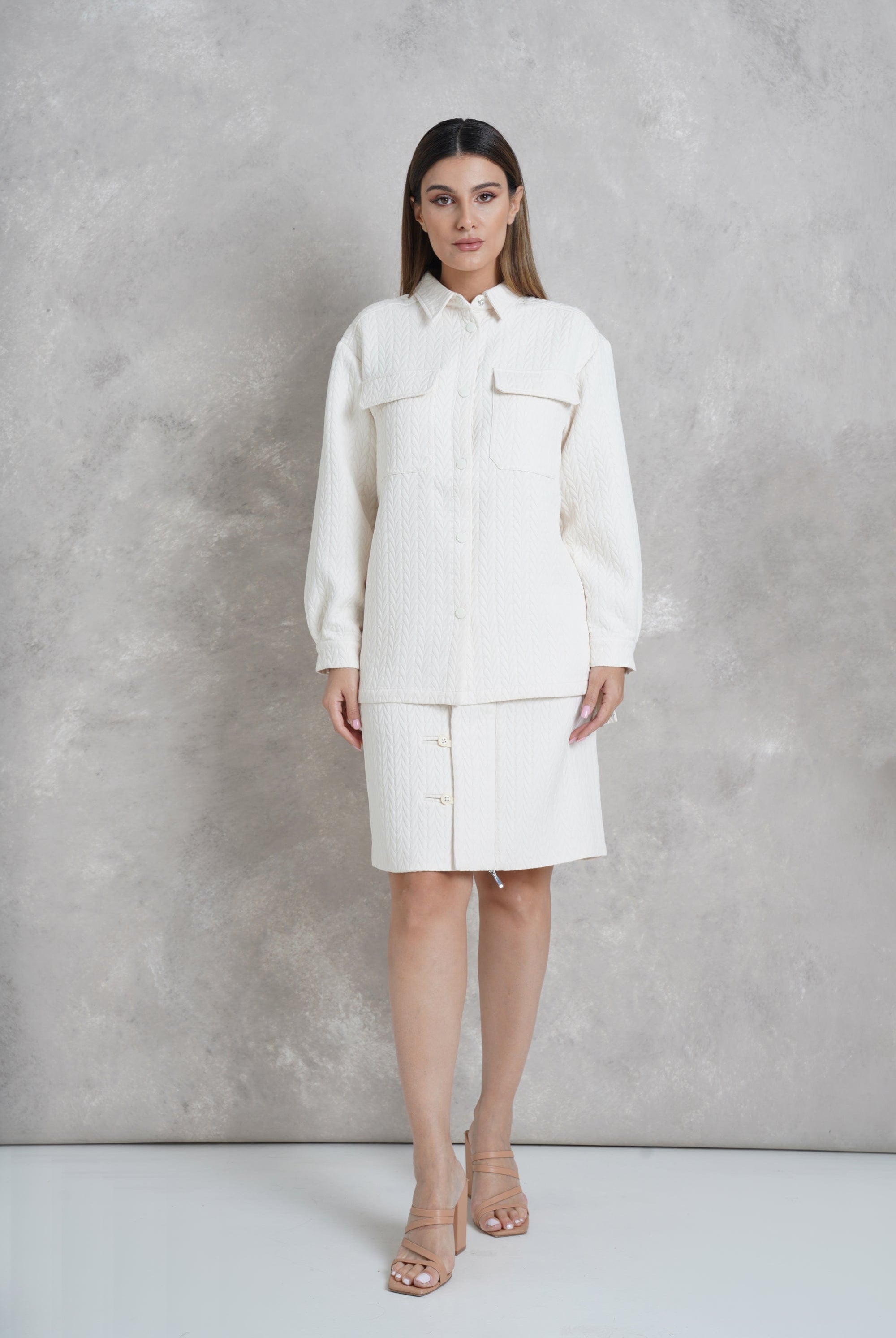 داليدرس ستره بيضاء بياقة عادية وأزرار أمامية وكم شتوي طويل أبيض