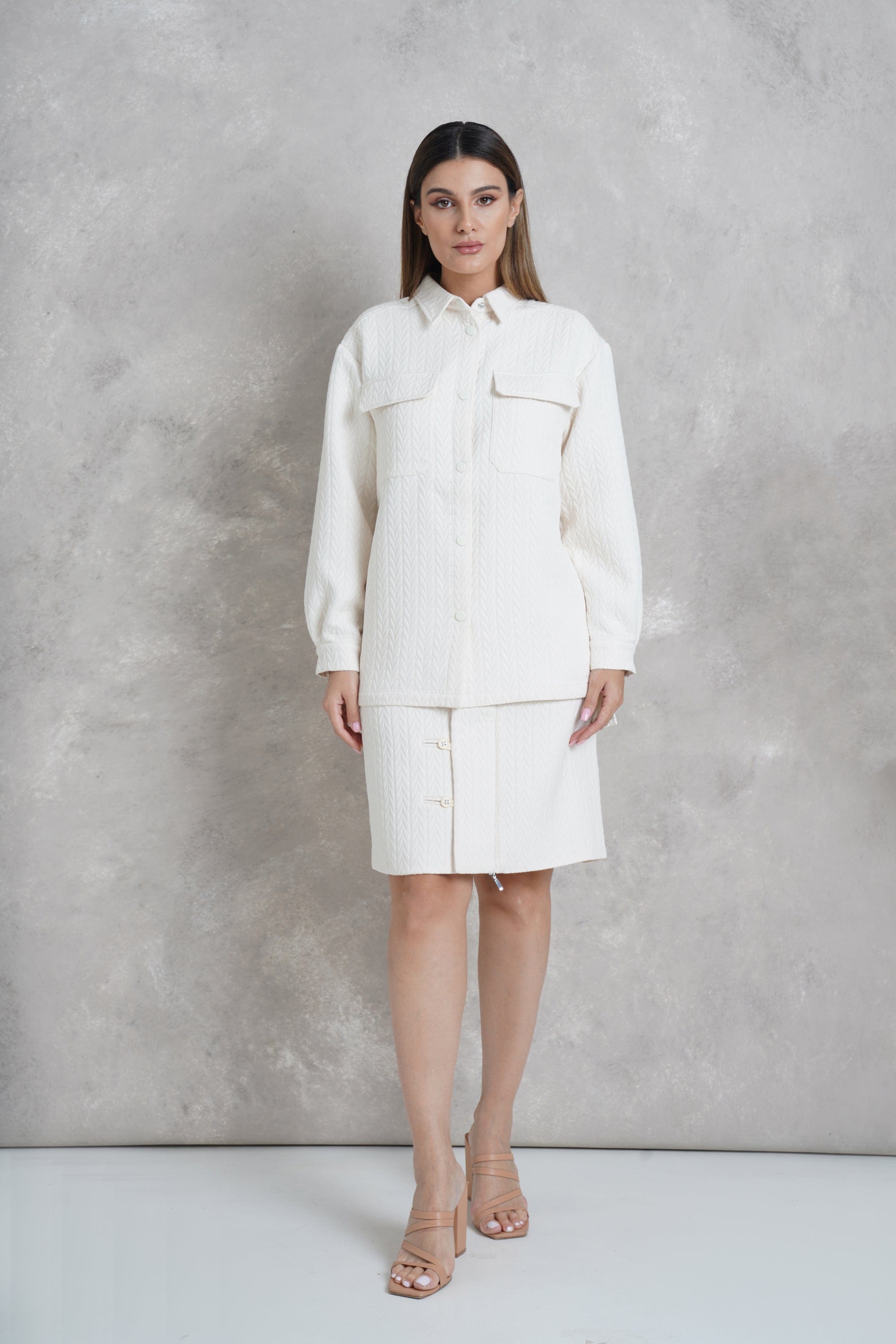 داليدرس ستره بيضاء بياقة عادية وأزرار أمامية وكم شتوي طويل أبيض