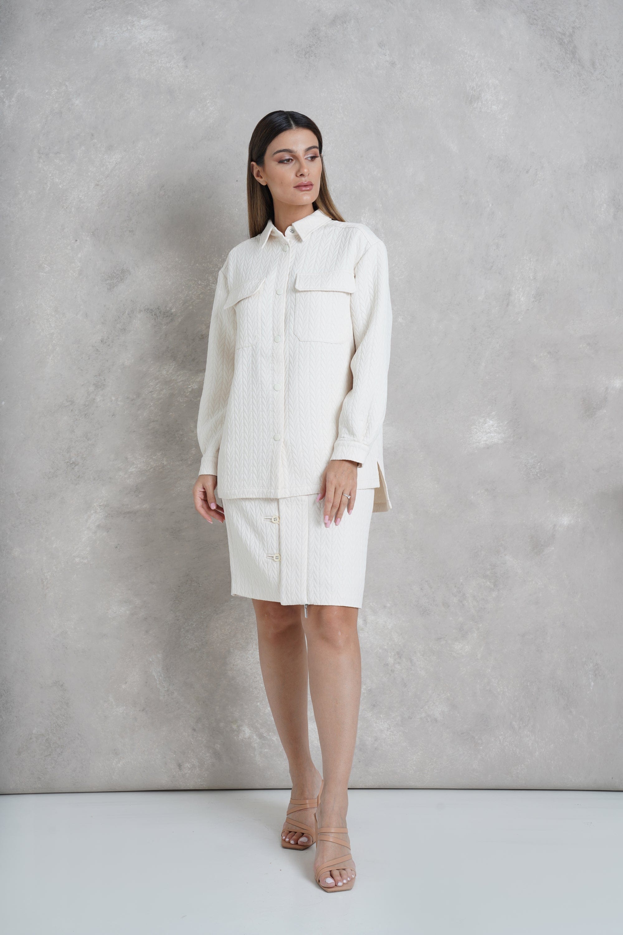 داليدرس ستره بيضاء بياقة عادية وأزرار أمامية وكم شتوي طويل أبيض