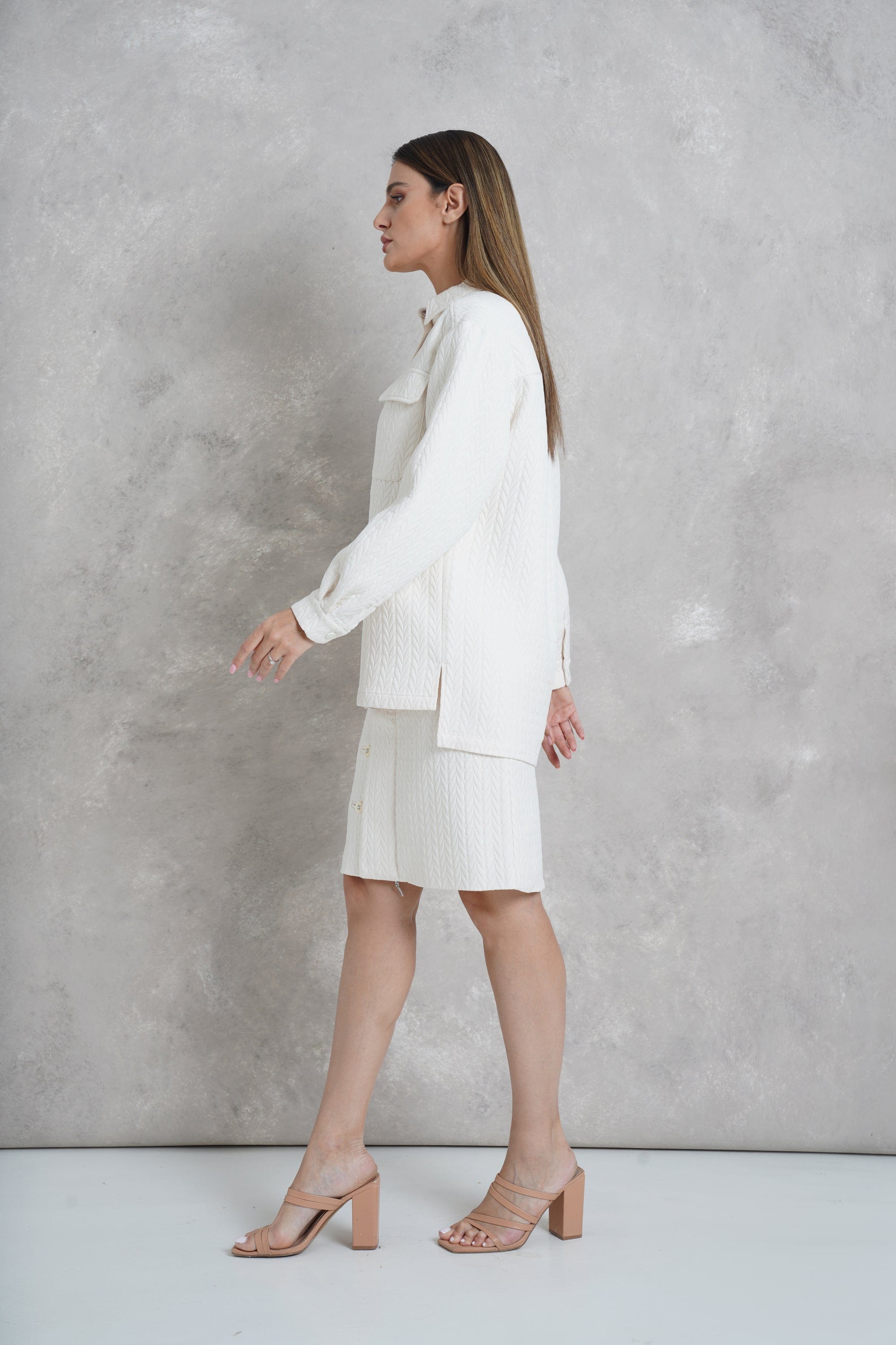 داليدرس ستره بيضاء بياقة عادية وأزرار أمامية وكم شتوي طويل أبيض