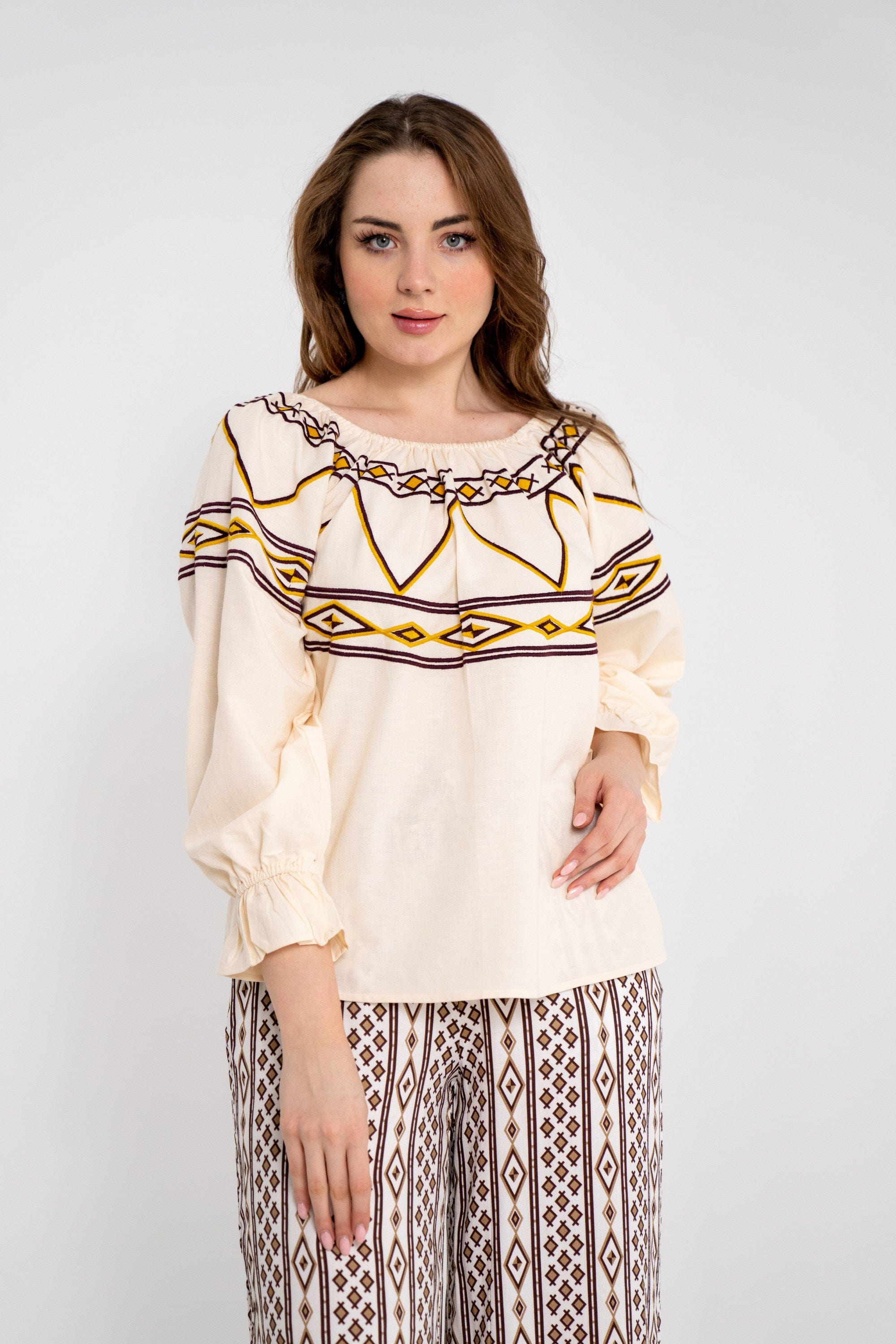 داليدرس بلوزة نسائية قصيرة بنقشة على الأكمام والصدر بيج فاتح