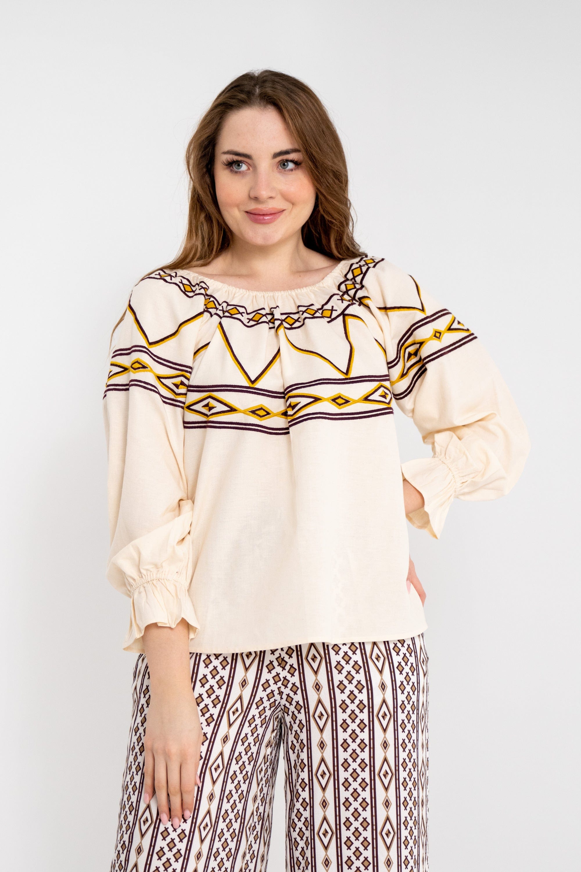 داليدرس بلوزة نسائية قصيرة بنقشة على الأكمام والصدر بيج فاتح