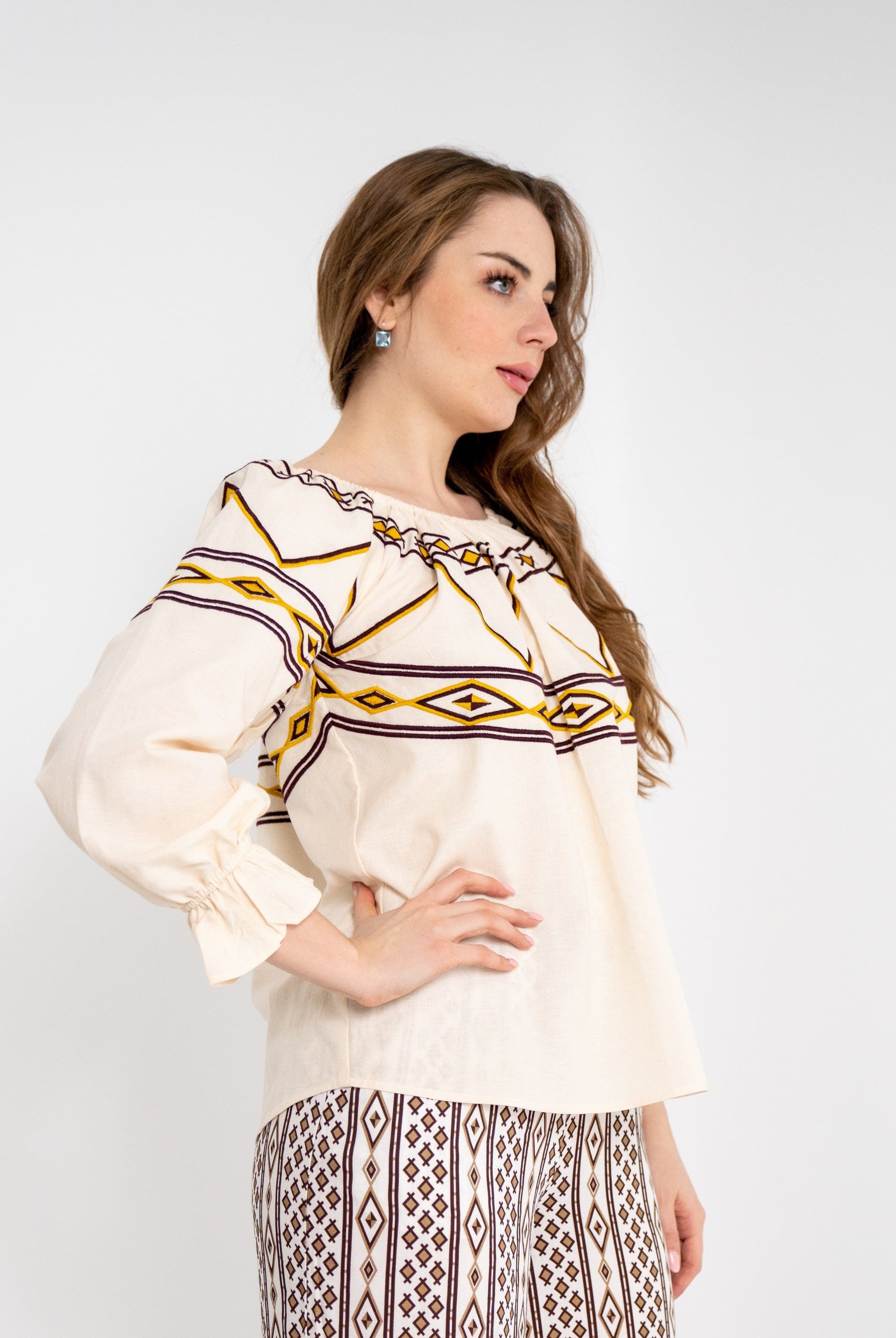 داليدرس بلوزة نسائية قصيرة بنقشة على الأكمام والصدر بيج فاتح