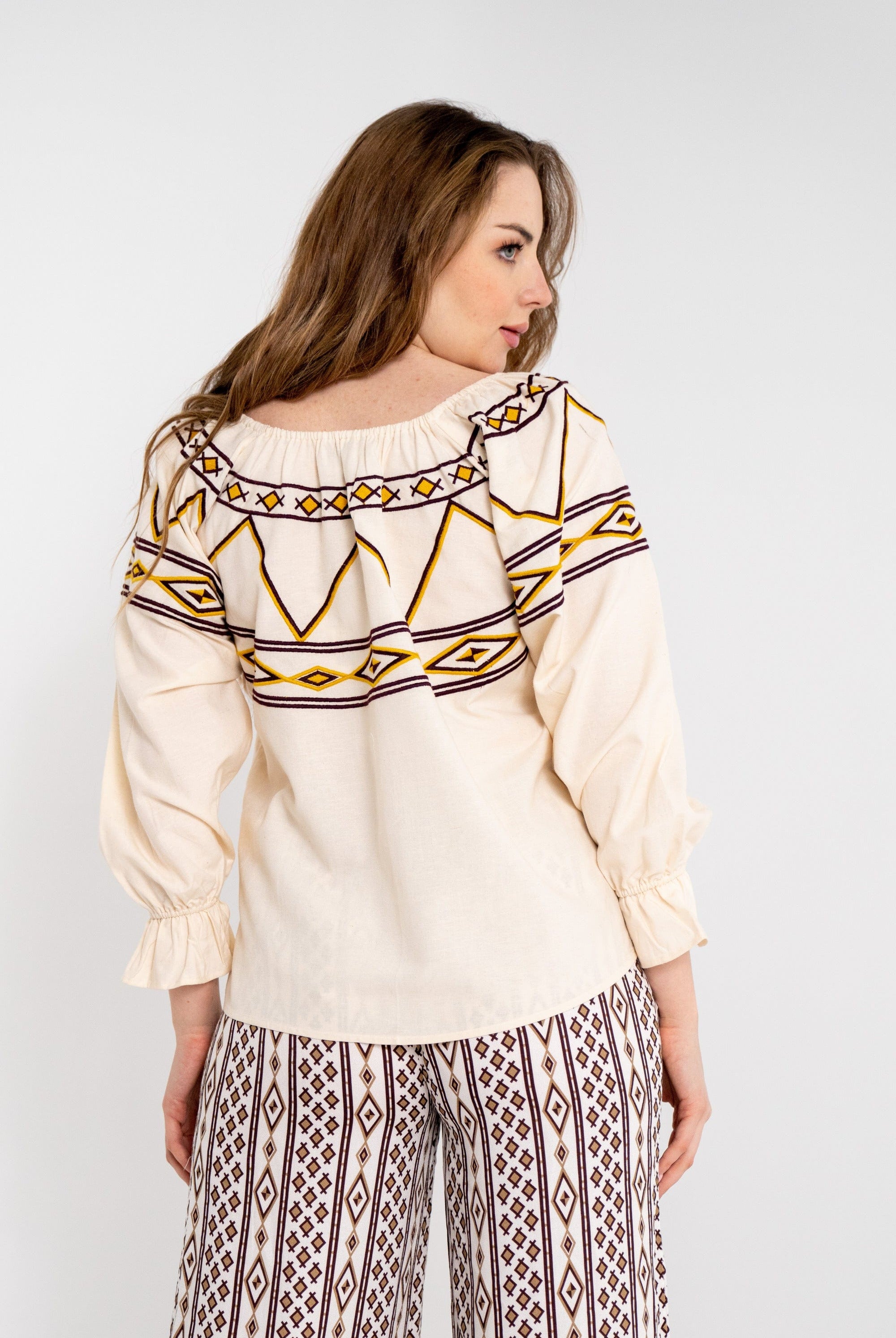 داليدرس بلوزة نسائية قصيرة بنقشة على الأكمام والصدر بيج فاتح