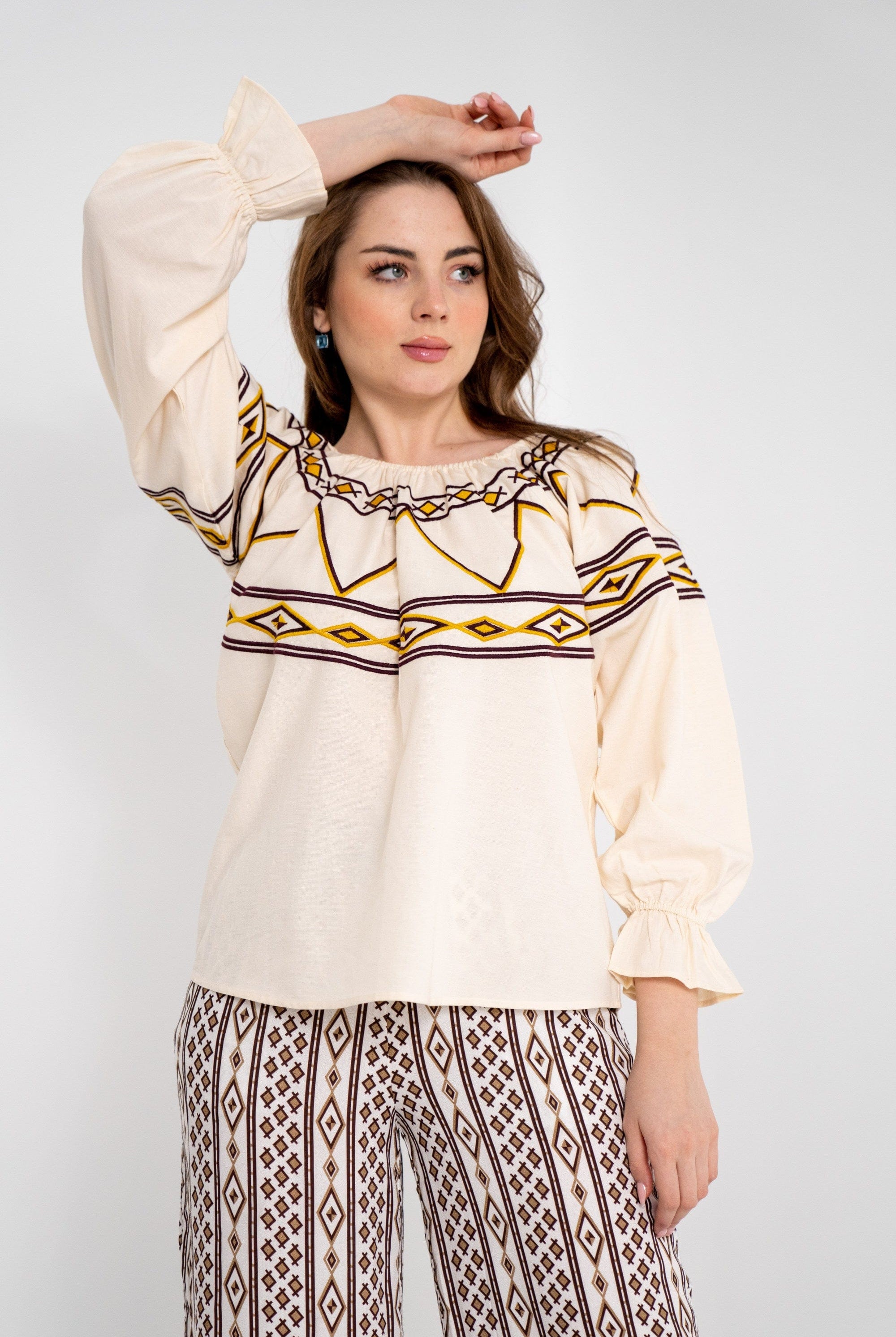 داليدرس بلوزة نسائية قصيرة بنقشة على الأكمام والصدر بيج فاتح