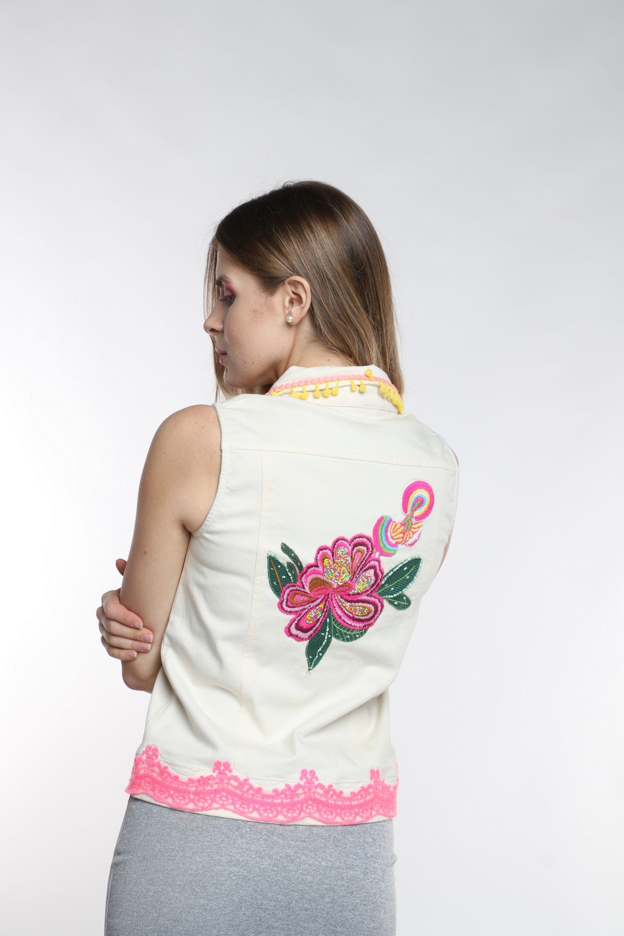 داليدرس فيست جينز بتطريز بترتر أوف وايت