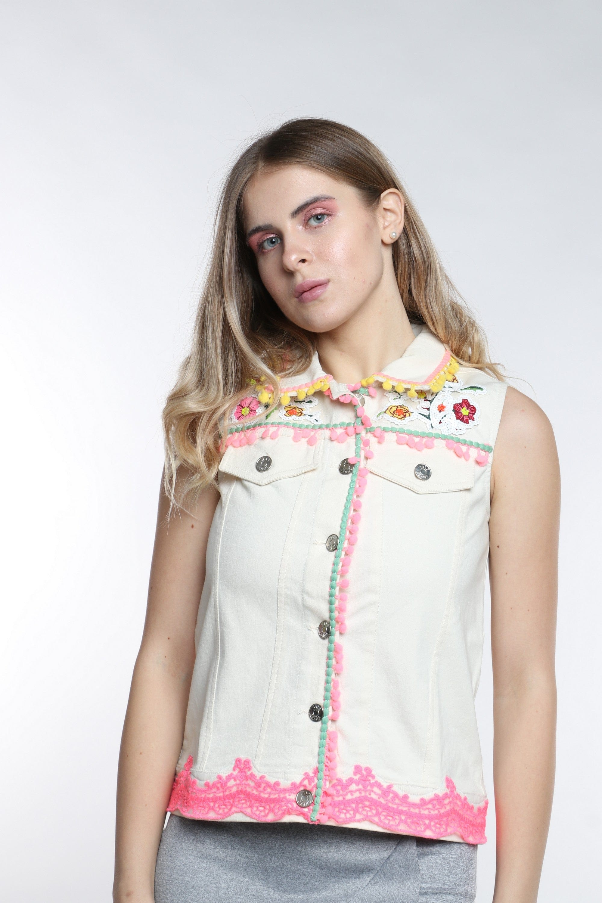 داليدرس فيست جينز بتطريز بترتر أوف وايت