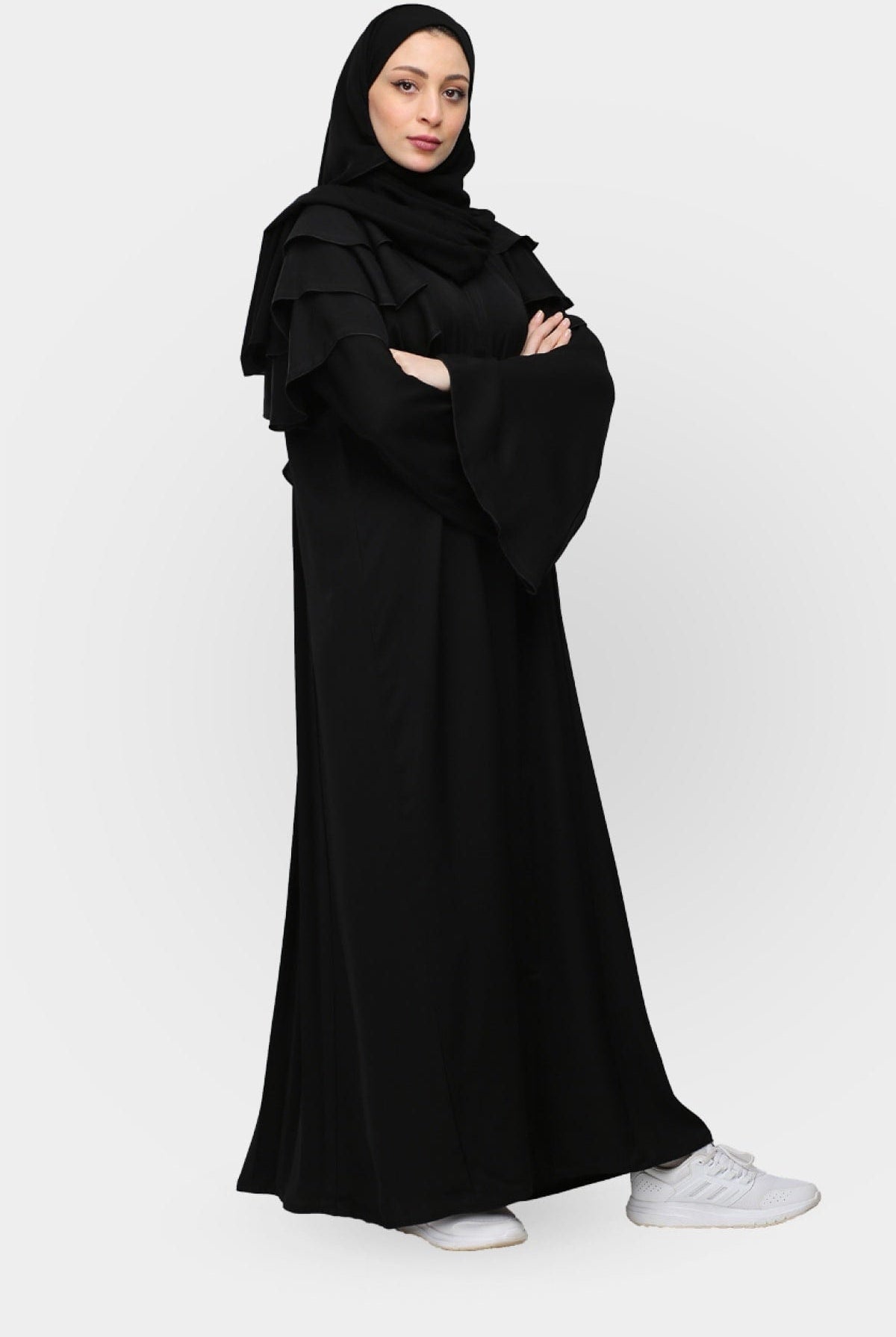 جوهرة عباية كريب بطبقات مميزة على الكتف أسود