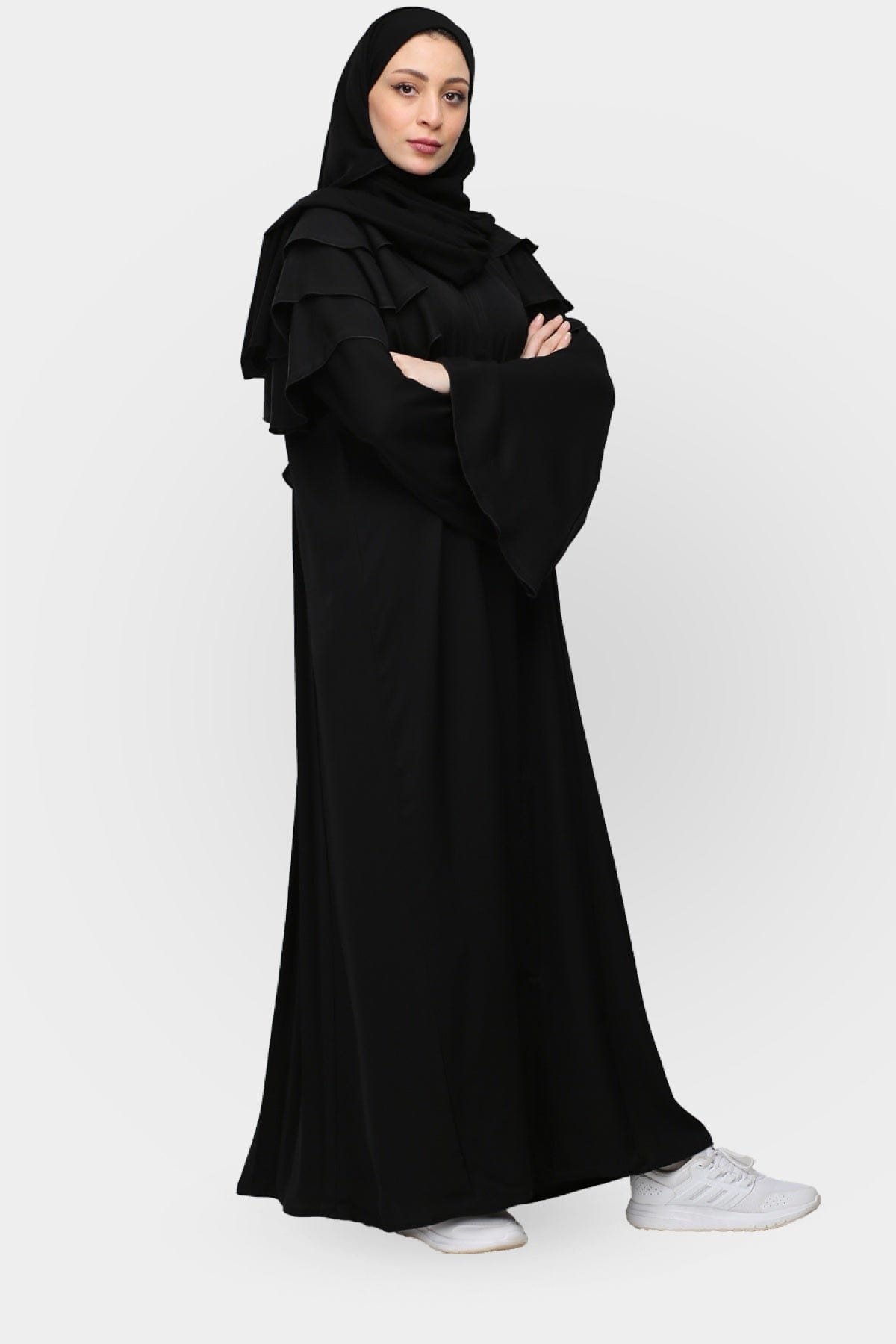 جوهرة عباية كريب بطبقات مميزة على الكتف أسود