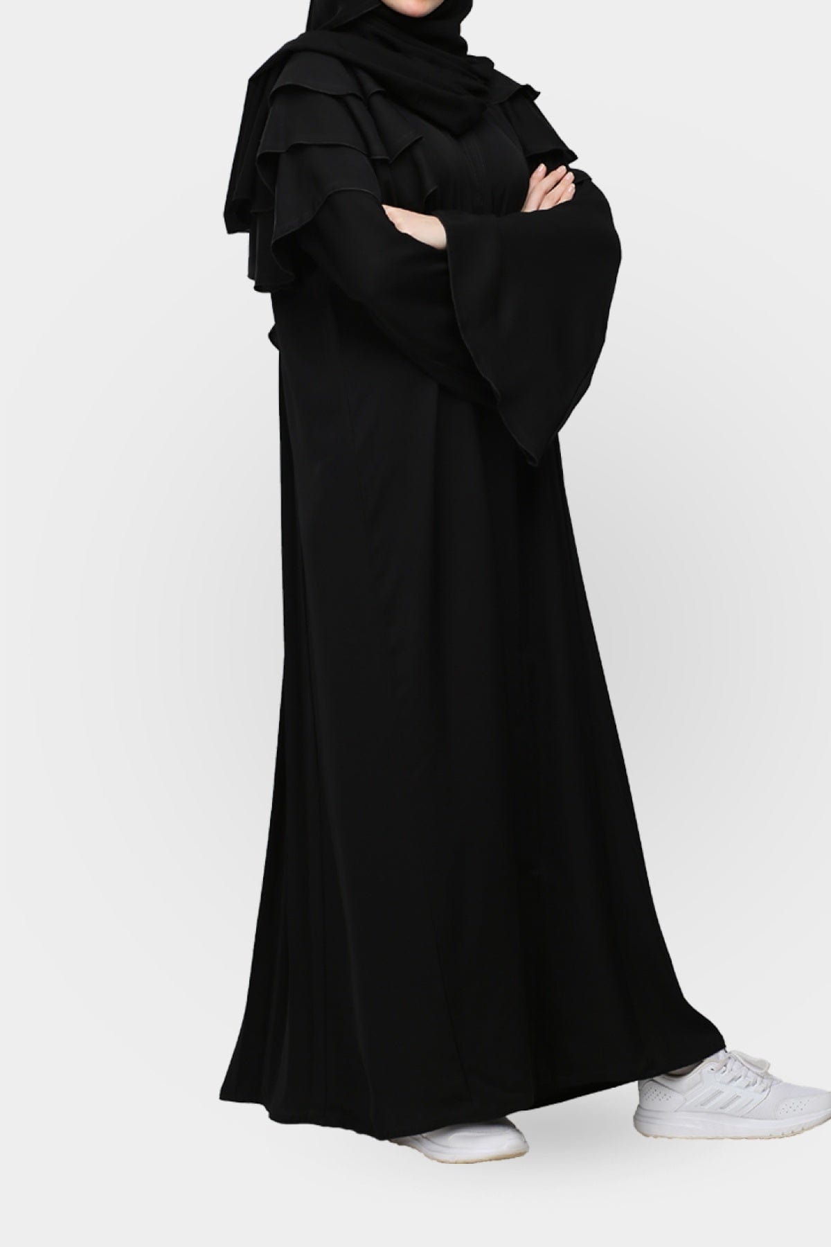جوهرة عباية كريب بطبقات مميزة على الكتف أسود