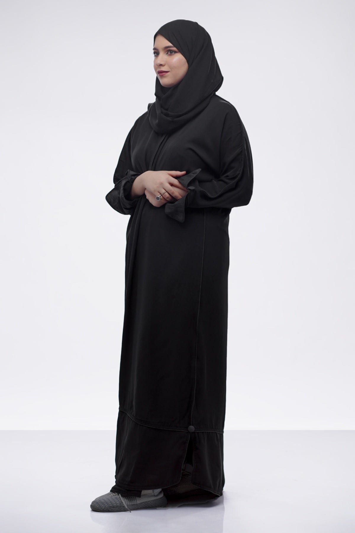 جوهرة عباية قماش ملكي كلاسيك بقيطان لف أسود