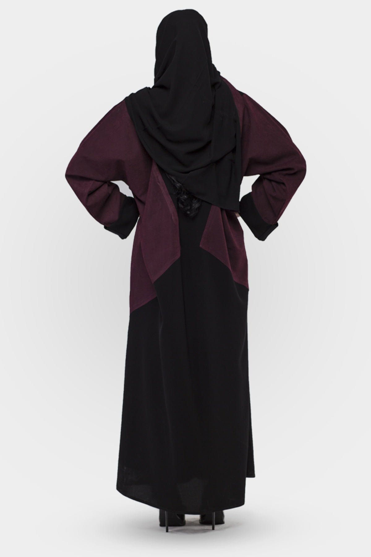 جوهرة عباية كلاسيك بقماش شاكيرا و شامواه متشابكة أسود