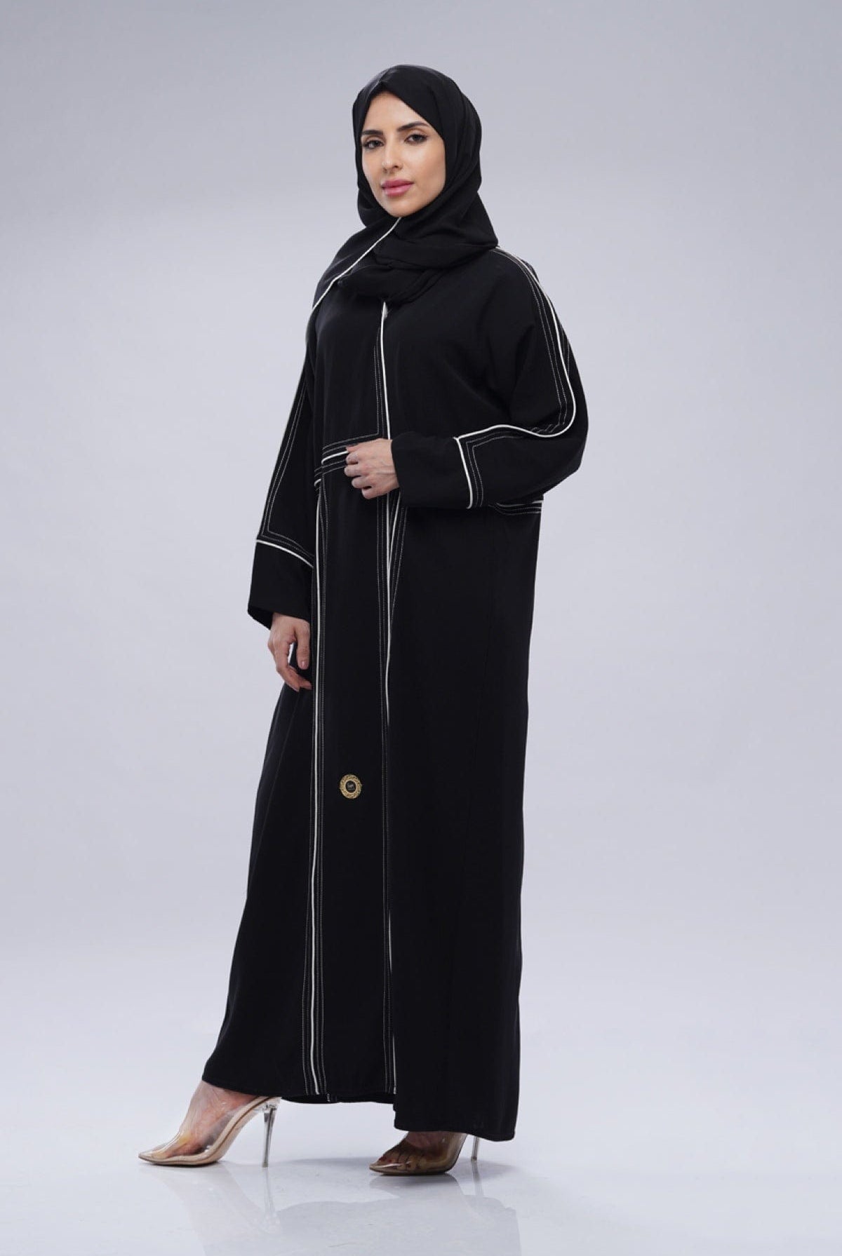 جوهرة عباية ملكي كلاسيكية مع قطن أبيض مفصل أسود