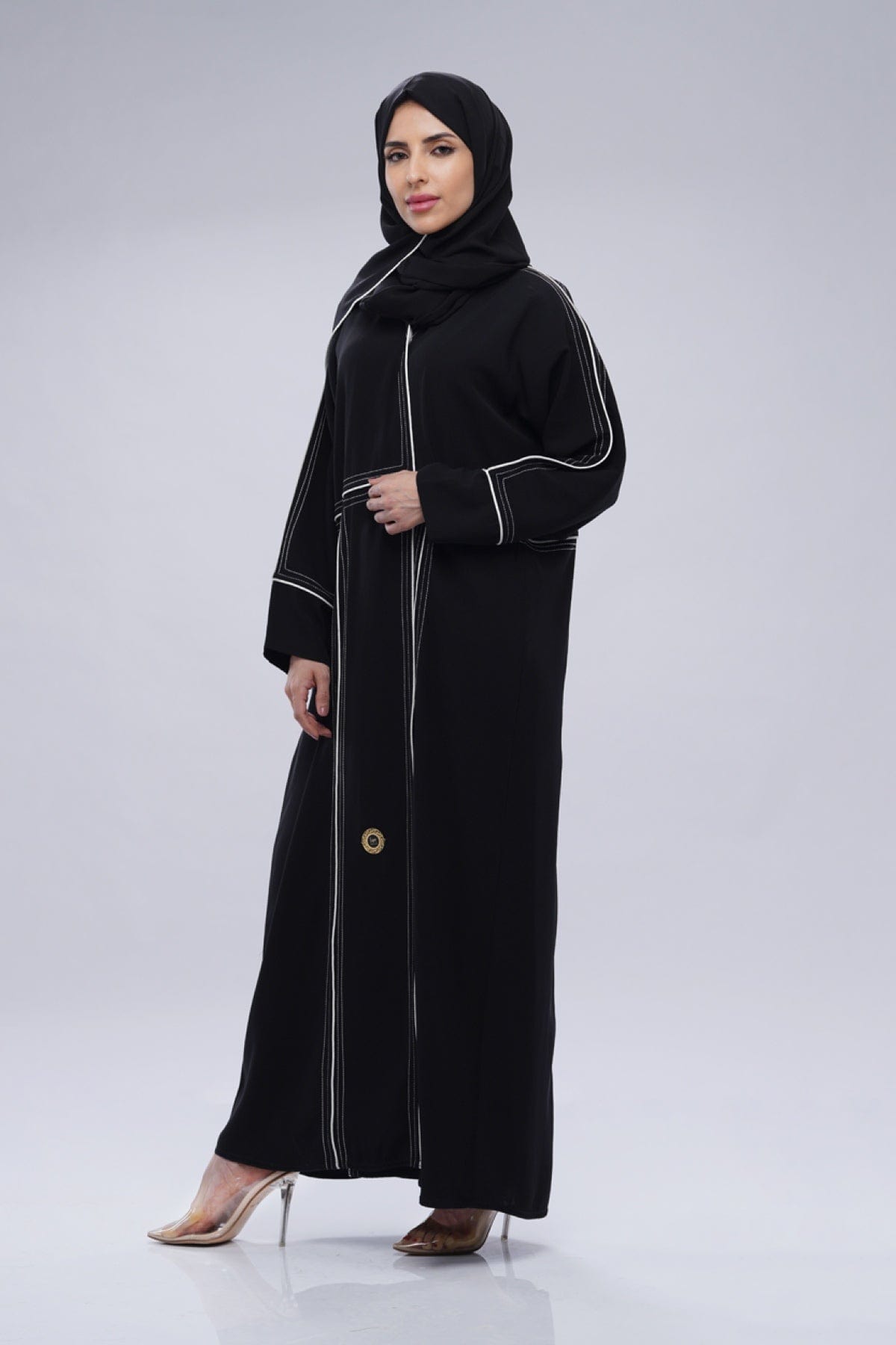 جوهرة عباية ملكي كلاسيكية مع قطن أبيض مفصل أسود