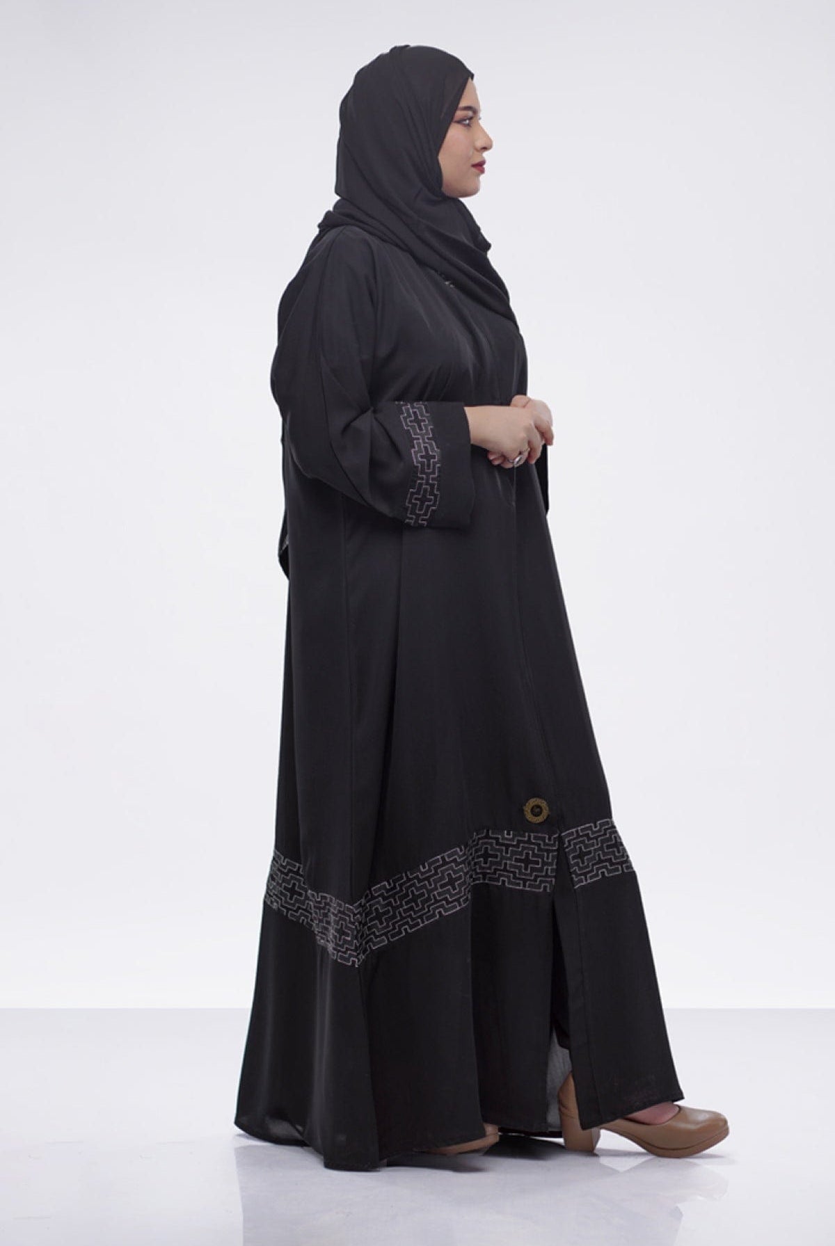 جوهرة عباية كلاسيك بكلفة تطريز هندسي بالأبيض أسود