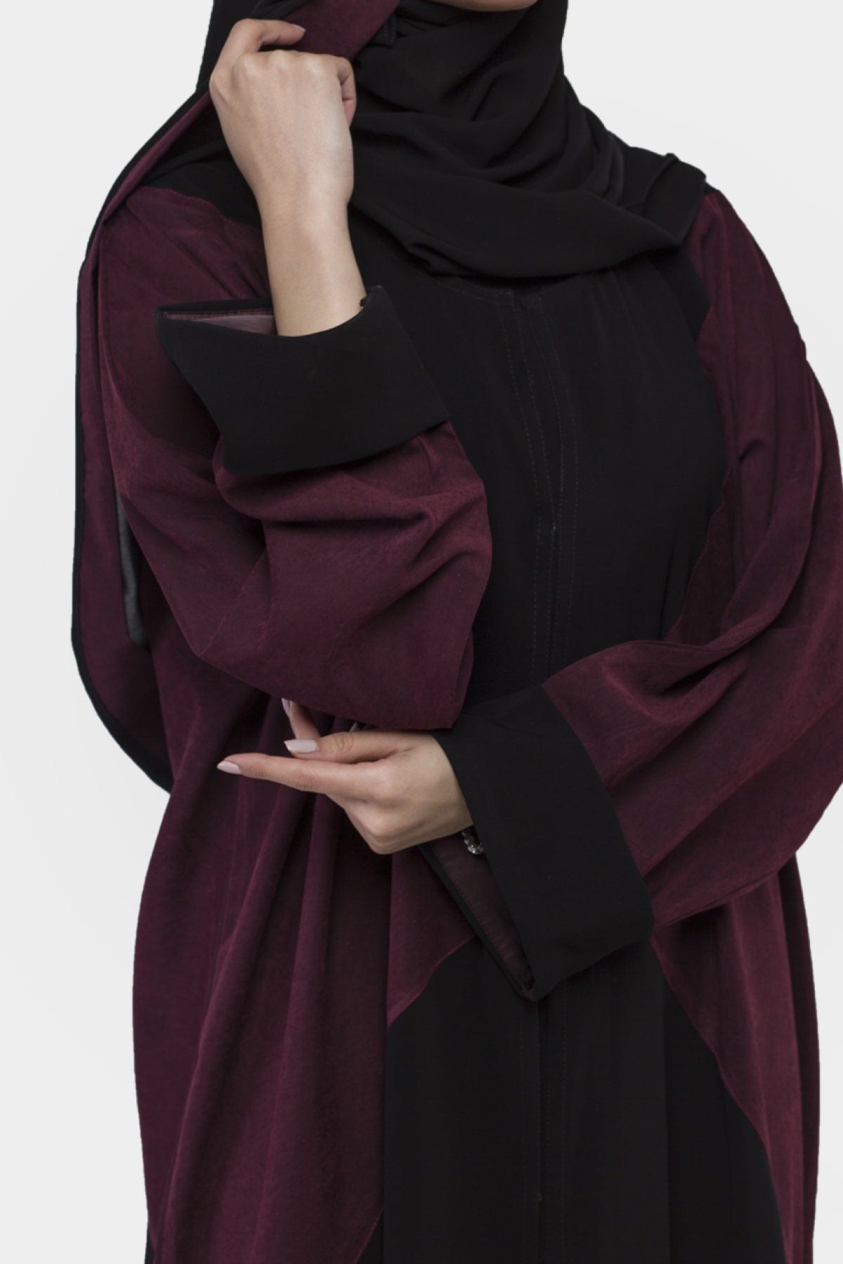 جوهرة عباية كلاسيك بقماش شاكيرا و شامواه متشابكة أسود