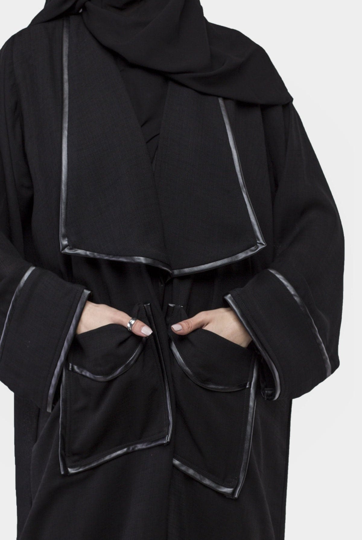 جوهرة عباية قماش كتان ة مطرزة بأزرار أمامية وجيوب أسود