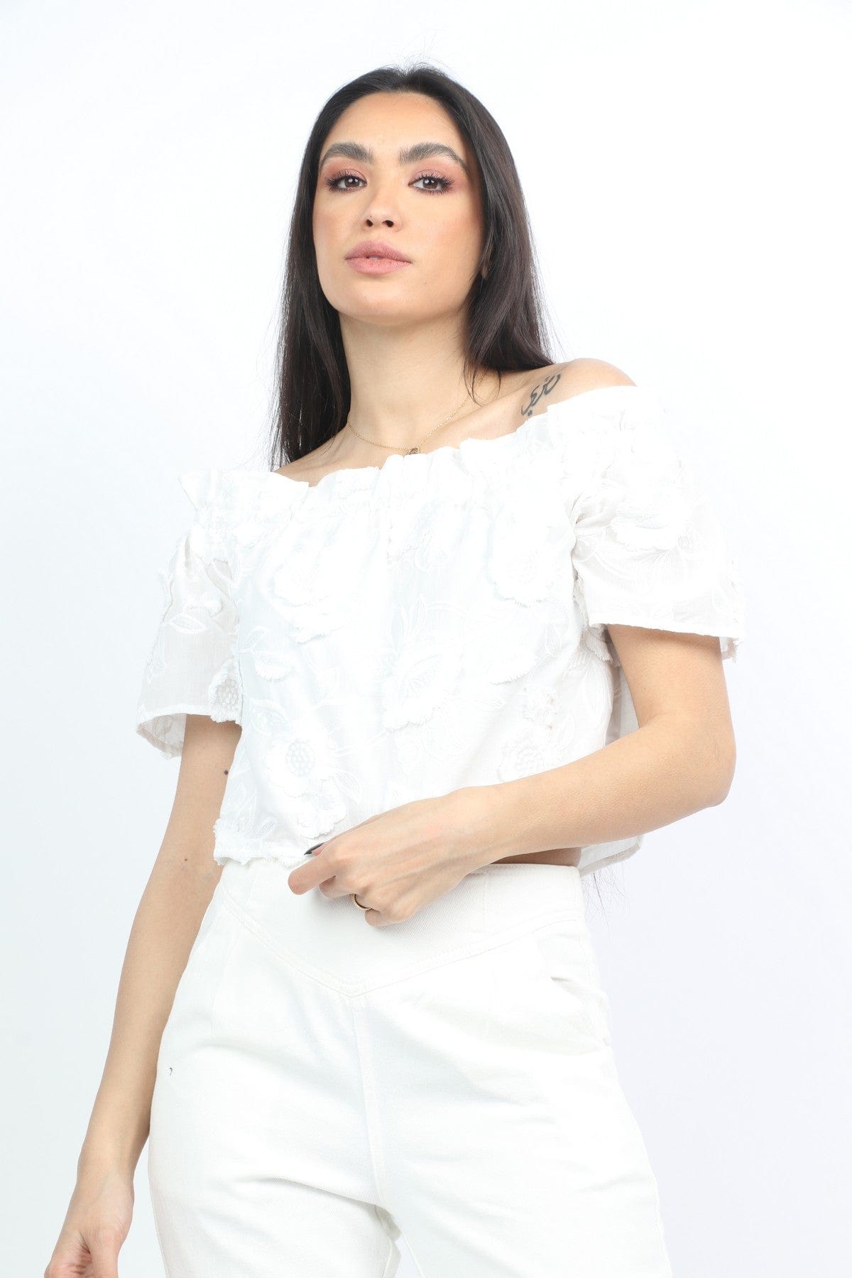 كيتشن بلوزة اوف شولدر سادة بكرانيش على الصدر أبيض