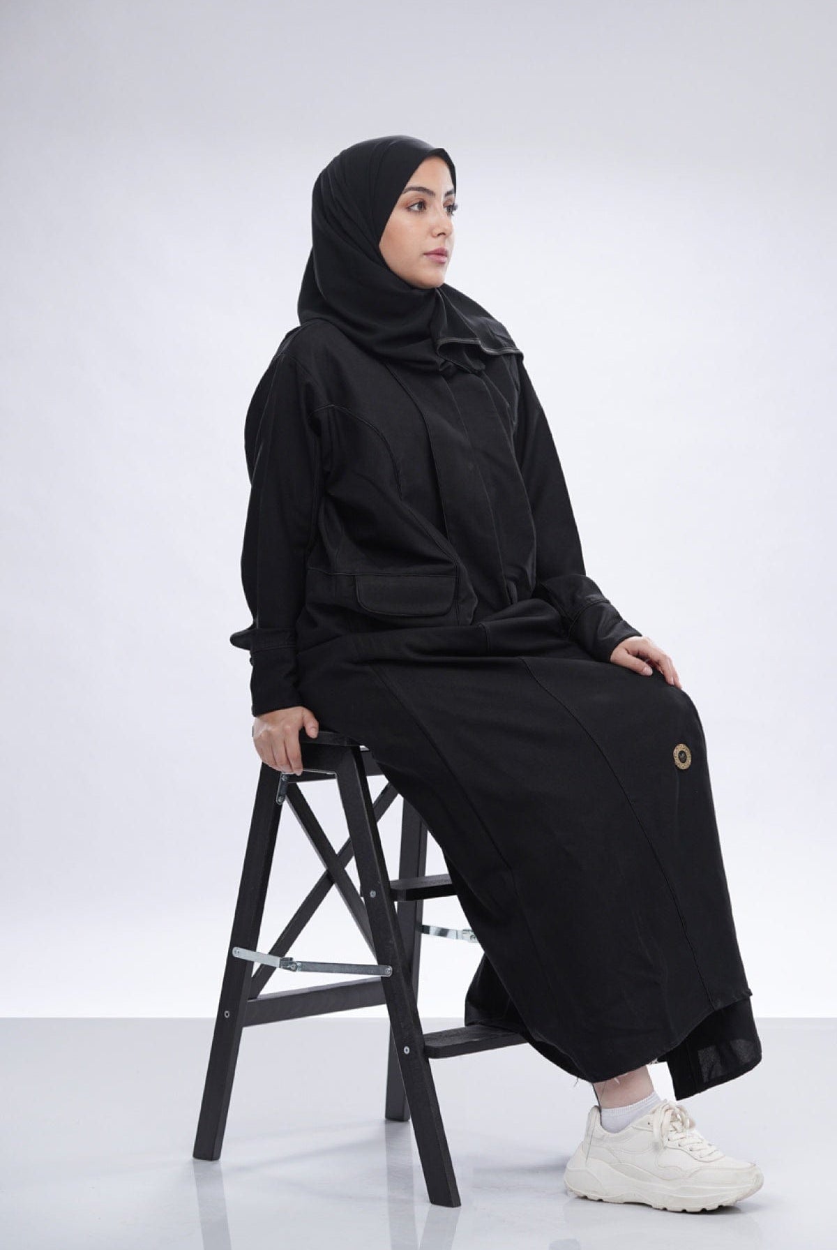 جوهرة عباية كتان طويلة سوداء بجيوب أمامية كم طويل أسود