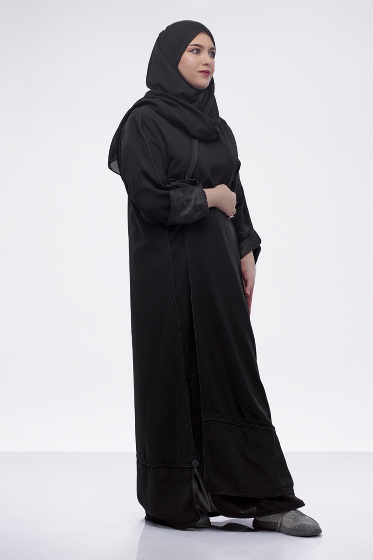 جوهرة عباية قماش ملكي كلاسيك بقيطان لف أسود