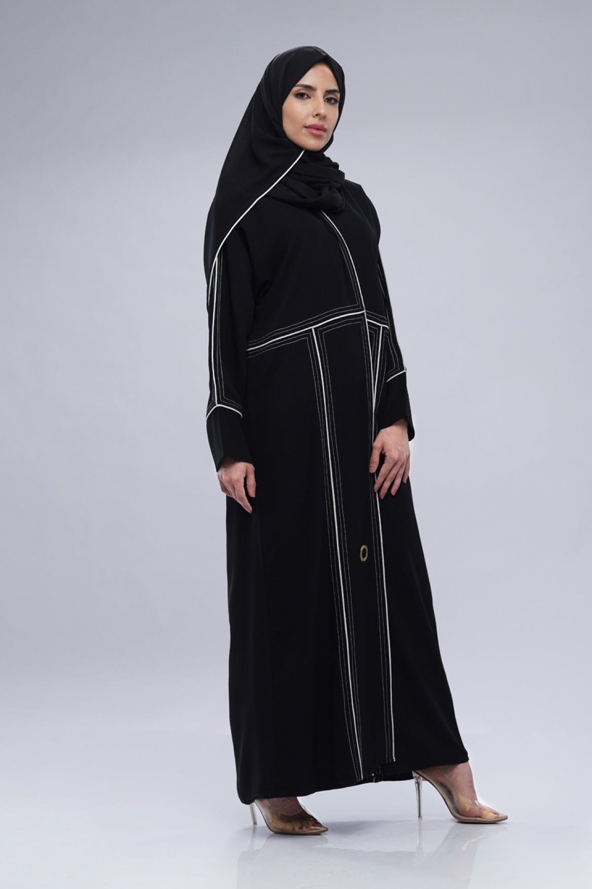 جوهرة عباية ملكي كلاسيكية مع قطن أبيض مفصل أسود