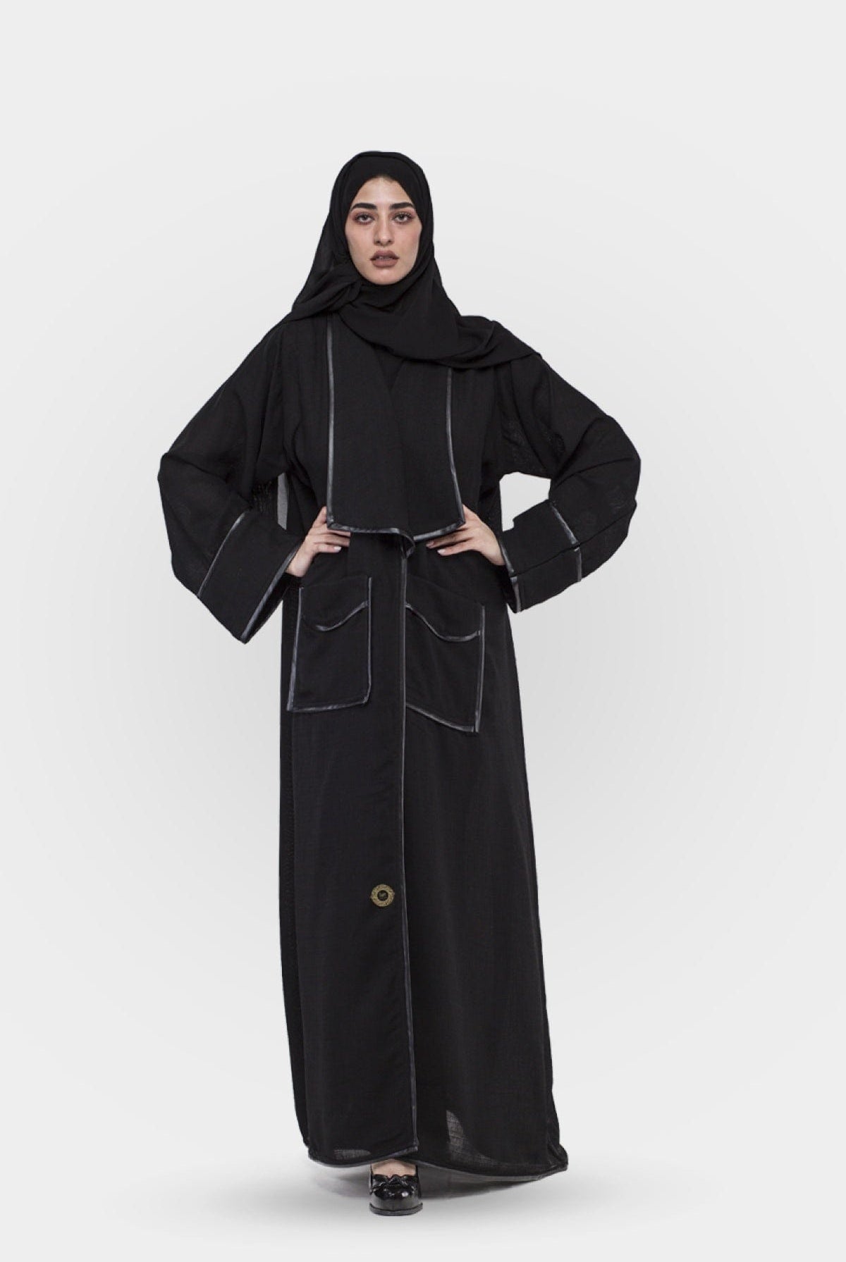 جوهرة عباية قماش كتان ة مطرزة بأزرار أمامية وجيوب أسود