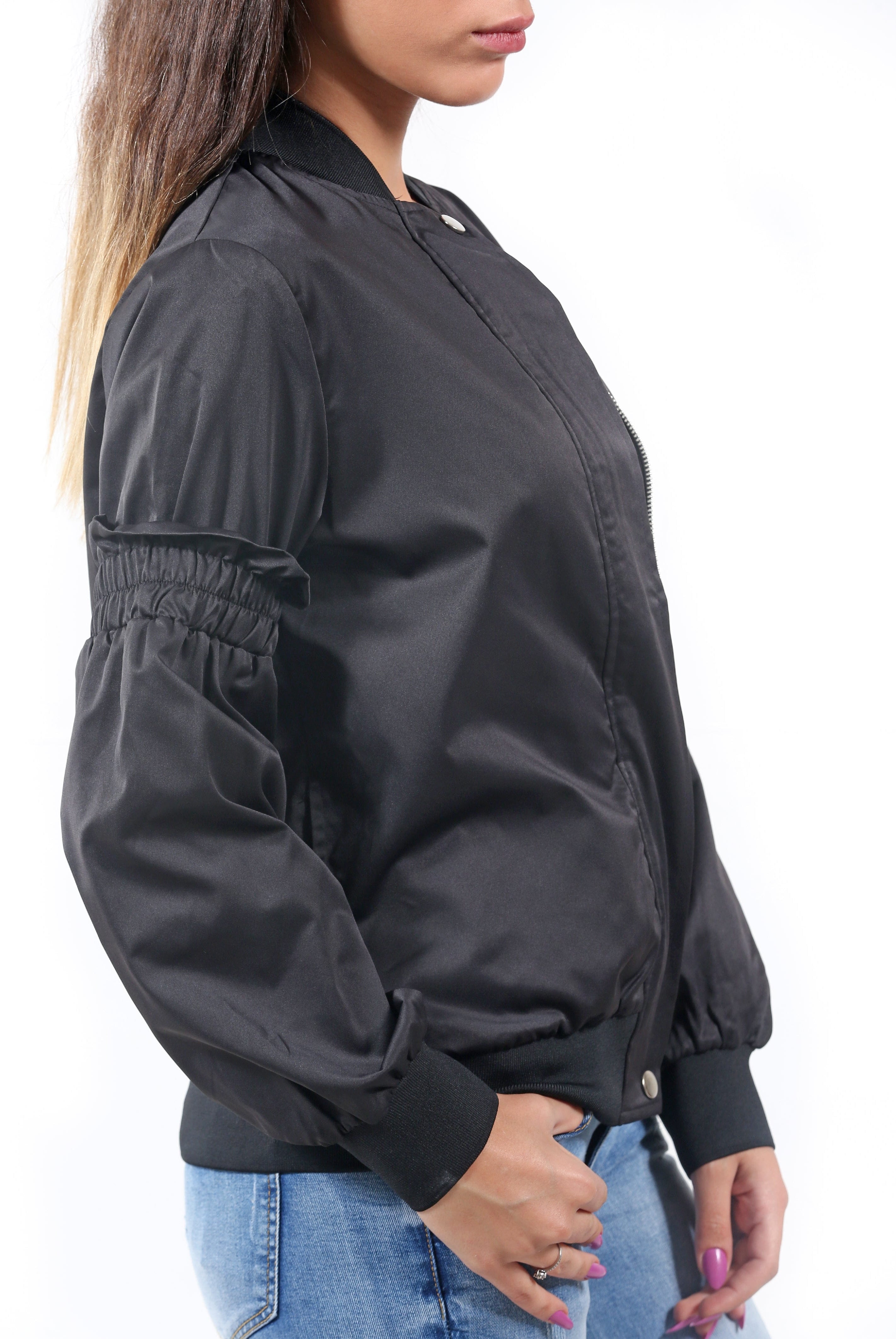 سترة سادة بسحاب بأكمام طويلة وأساور على اليد