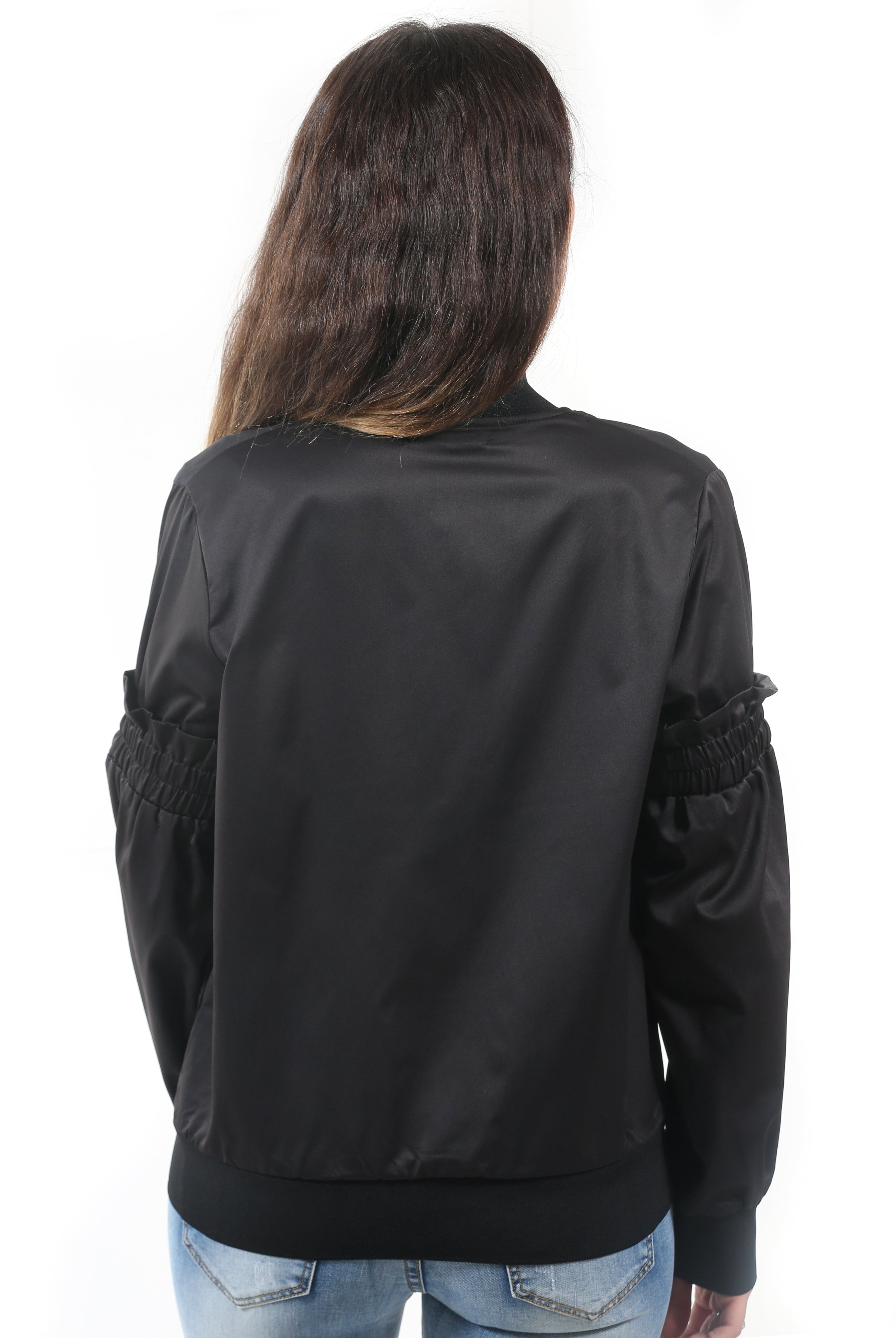 نتشي سترة سادة بسحاب بأكمام طويلة وأساور على اليد