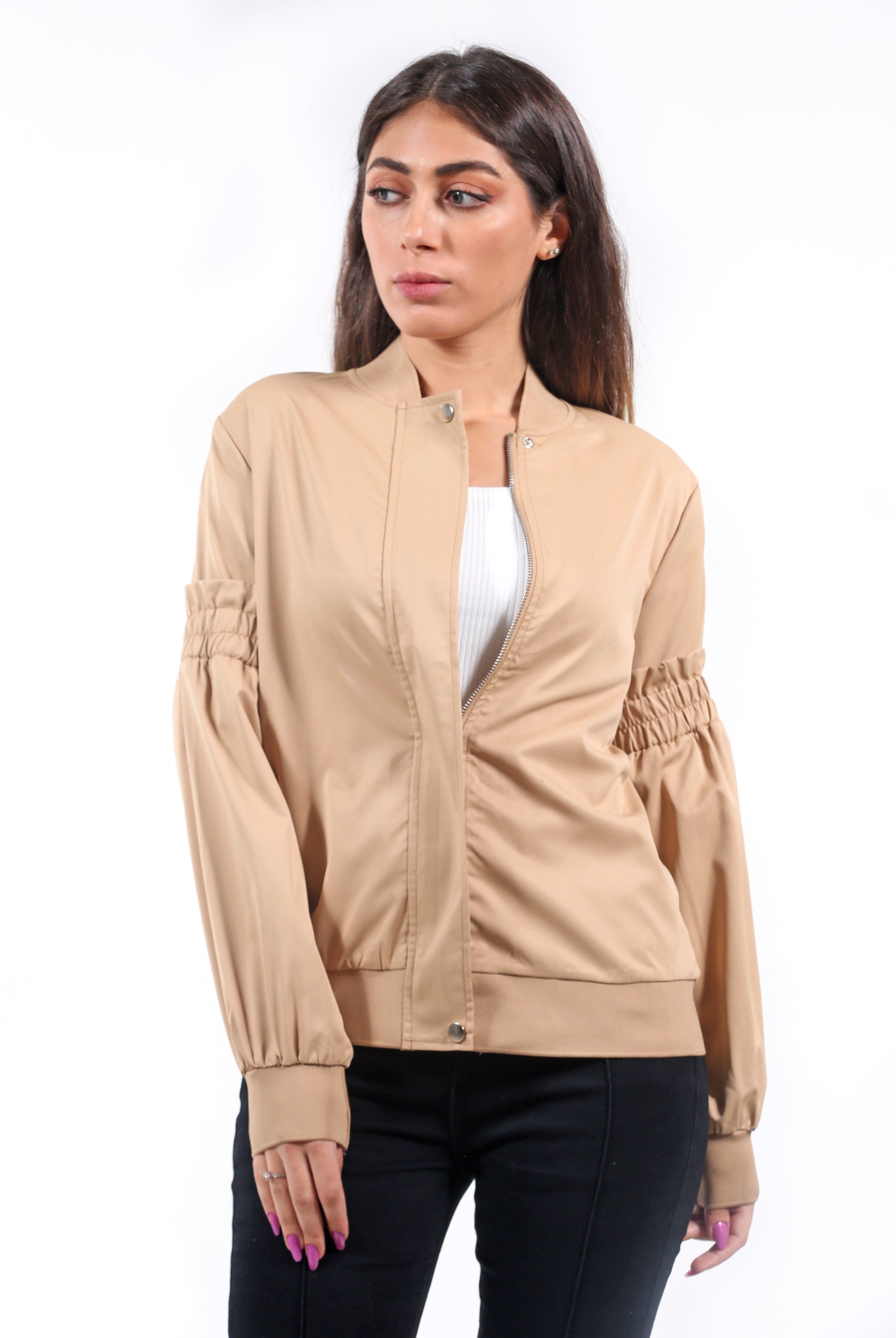 سترة سادة بسحاب بأكمام طويلة وأساور على اليد