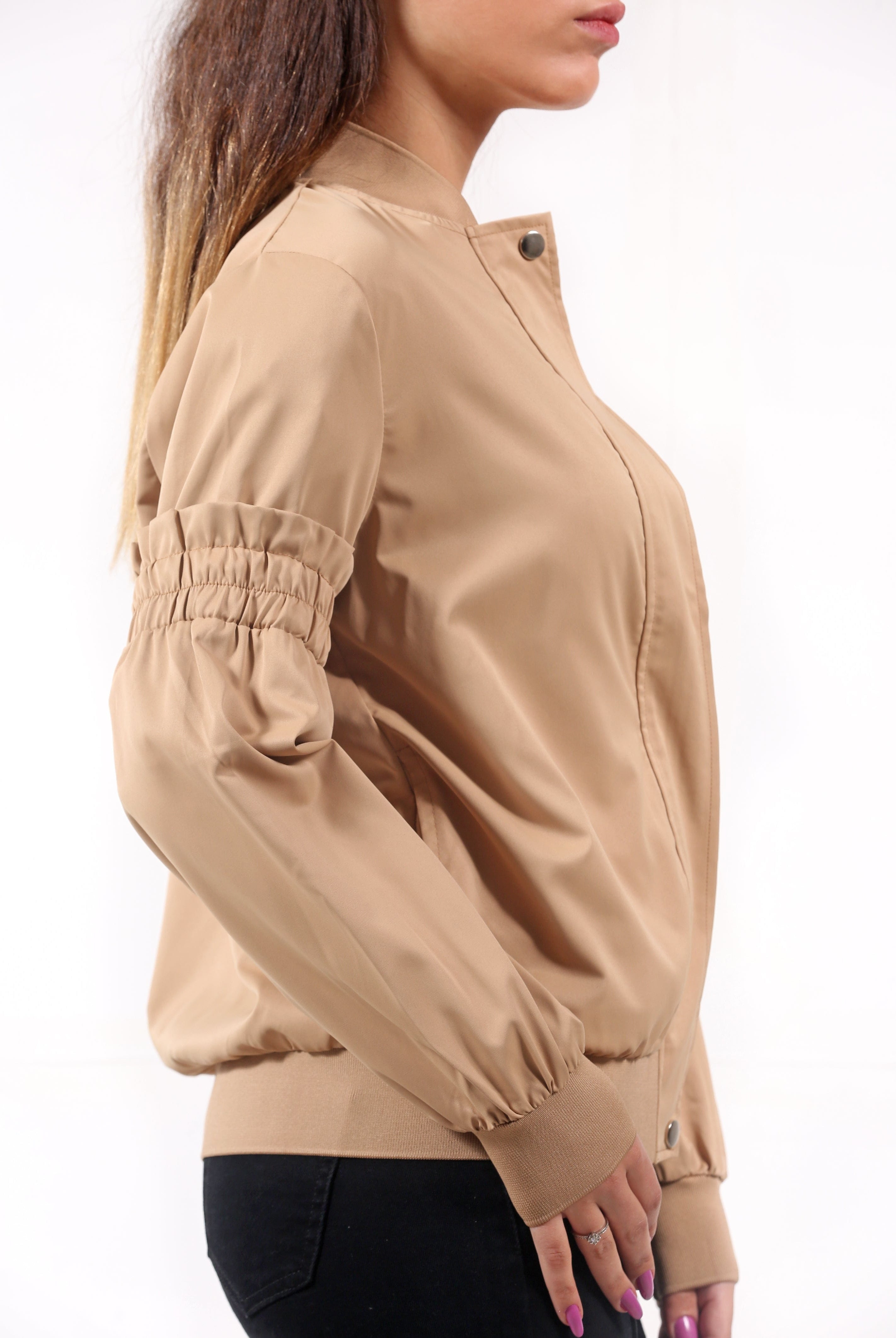 سترة سادة بسحاب بأكمام طويلة وأساور على اليد