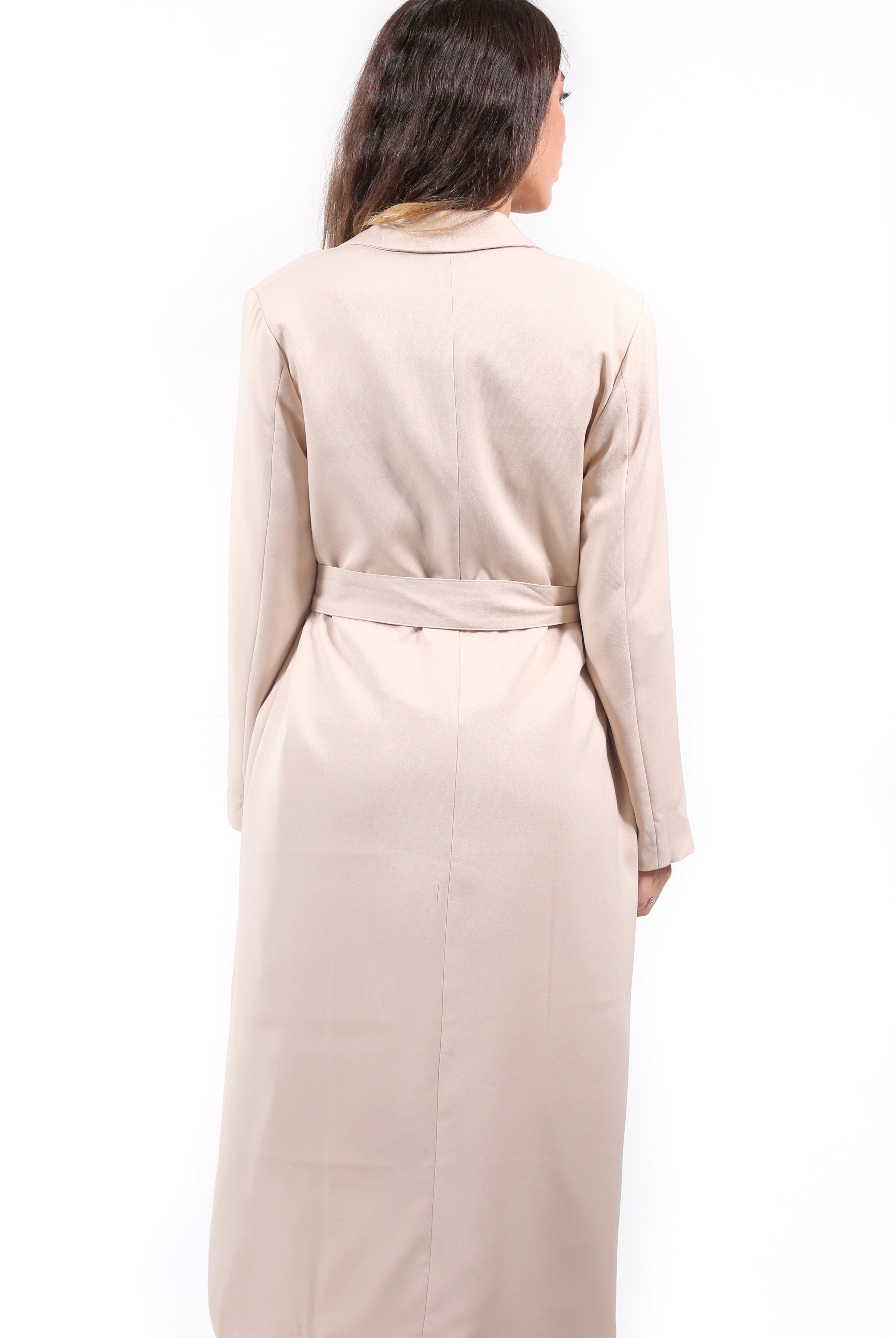 سترة سادة طويلة جيوب كبيرة وبرباط بأكمام طويلة