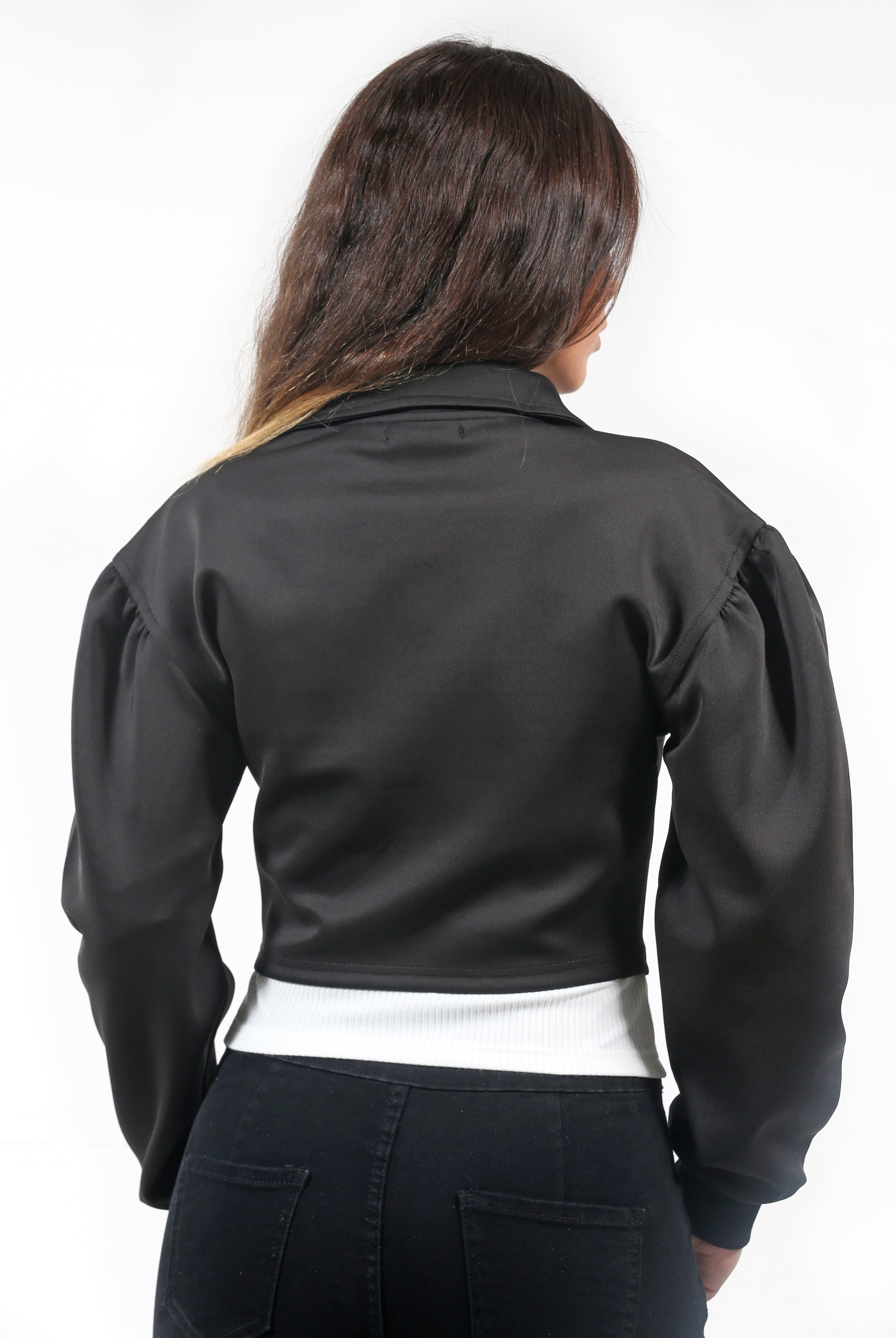 سترة قصيرة بسحاب بأكمام طويلة