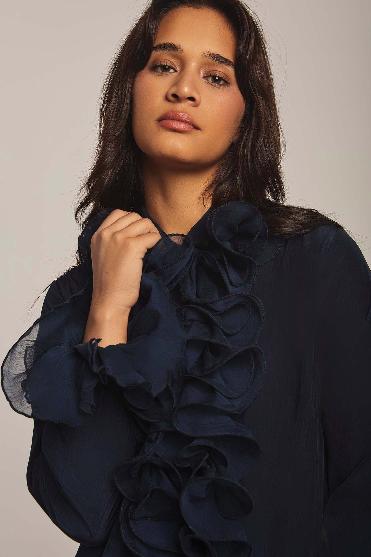 داليدرس بلوزة نسائية سادة كشكش من الأمام كم طويل