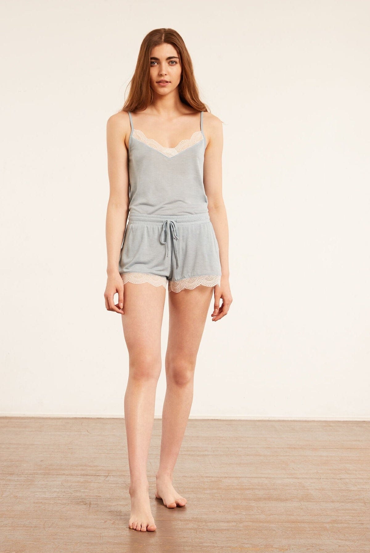 اتام شورت بيجامة مزين بدانتيل قصير نسائي