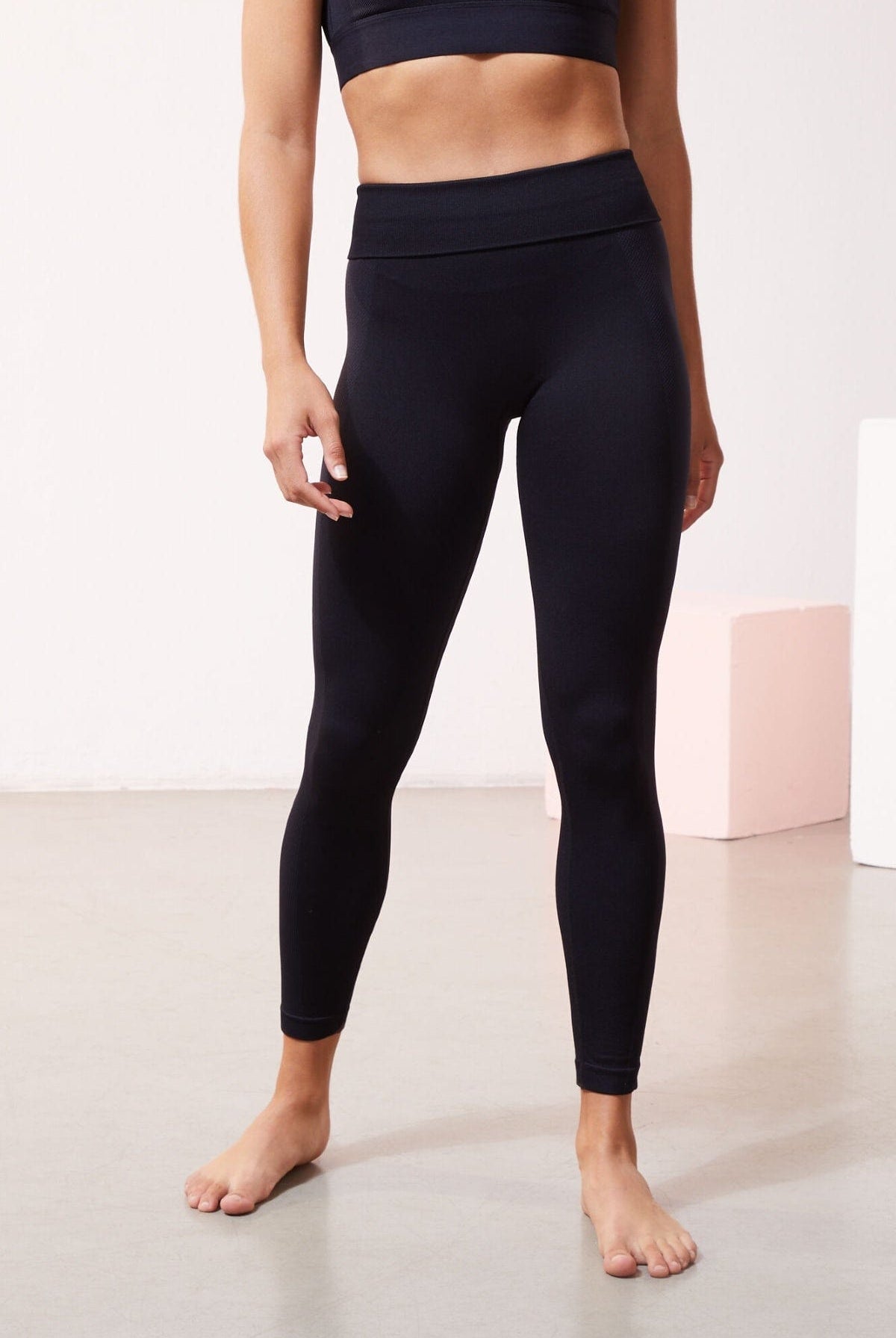 اتام ليقنز رياضه نسائي من نسيج النايلون وخصر عالي أسود