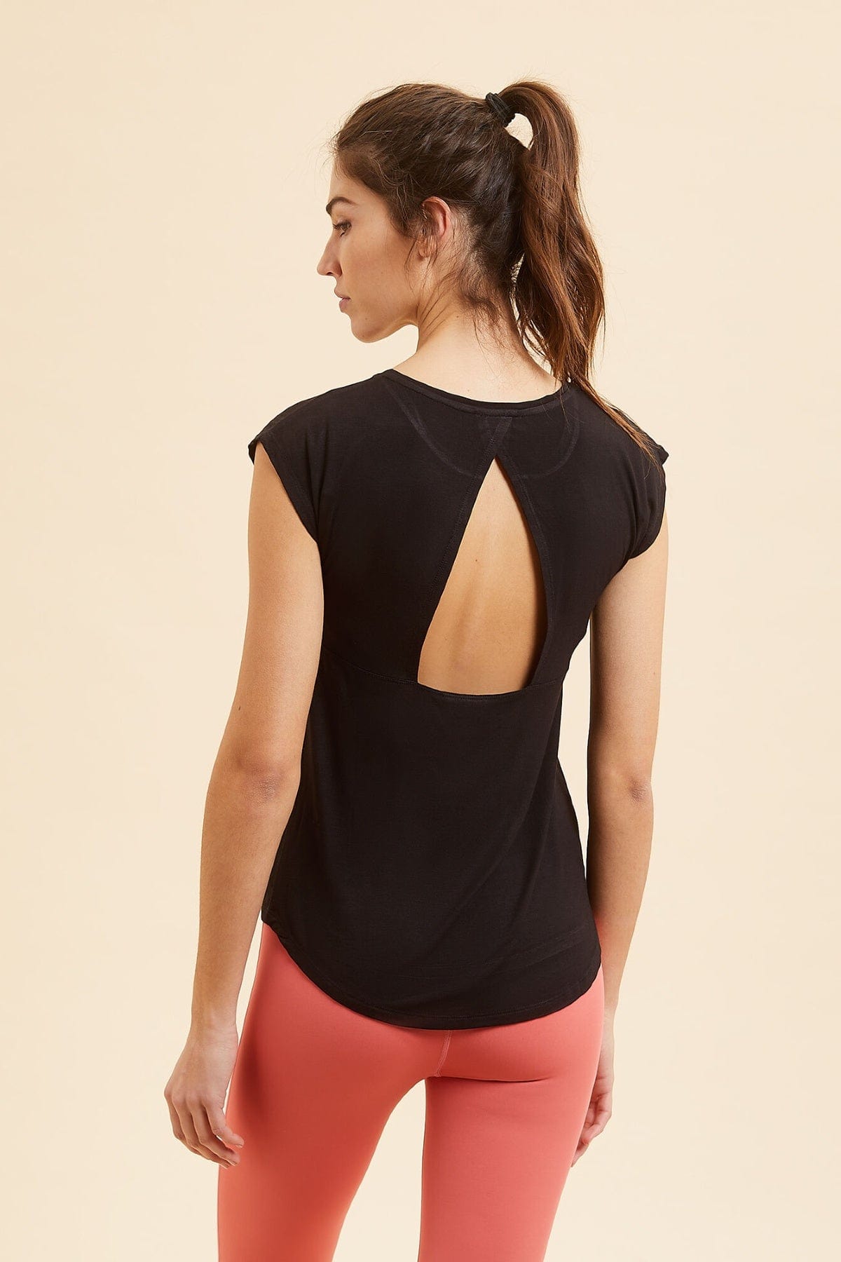 اتام بلوزة رياضية للنساء سوداء بدون أكمام بطبعة خفيفة أسود