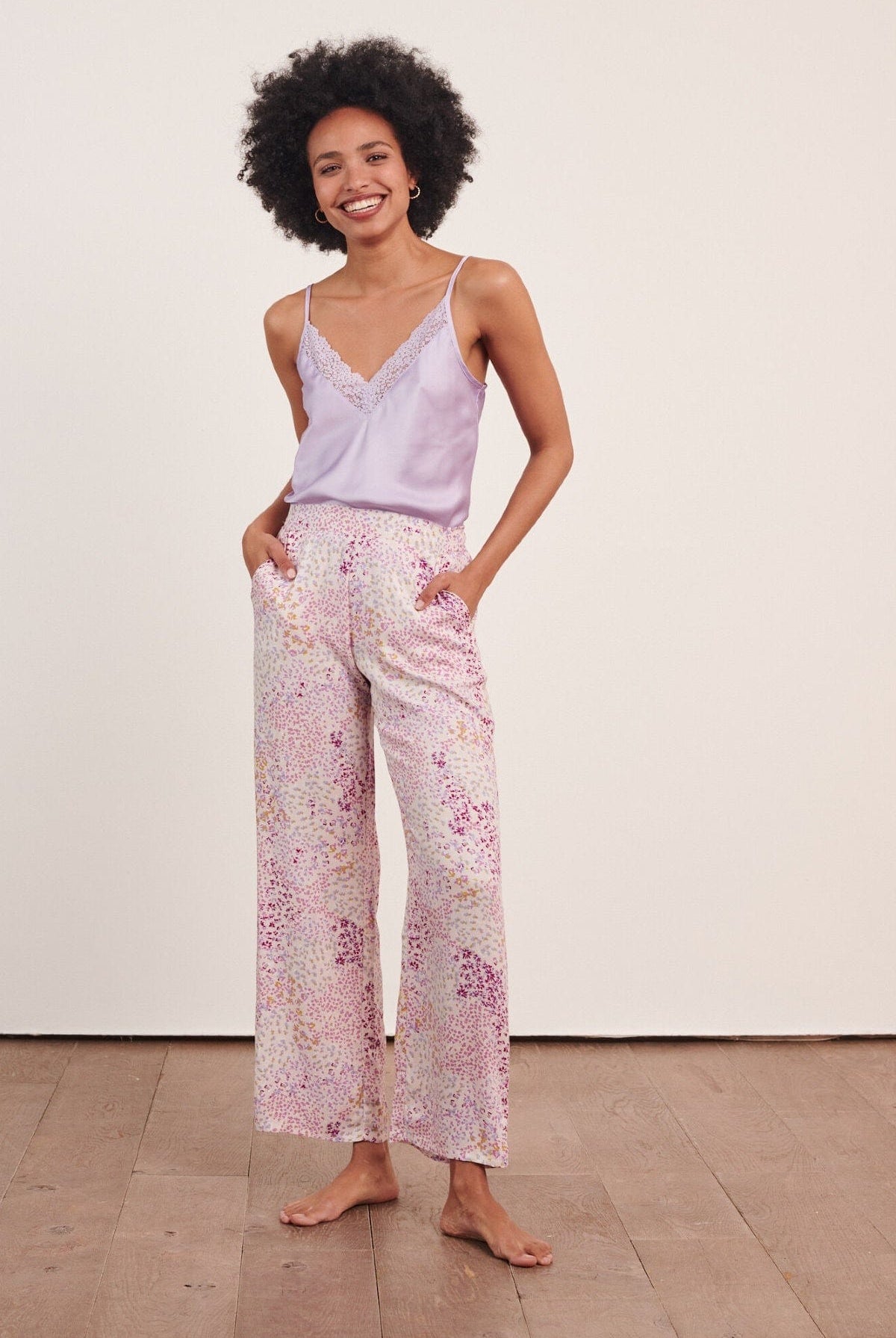 اتام تيشيرت بيجامة ستان مزينة بالدانتيل حمالات