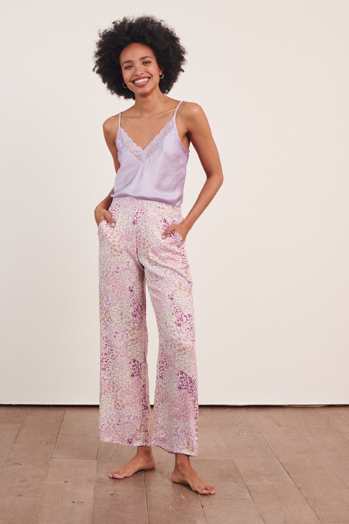 اتام تيشيرت بيجامة ستان مزينة بالدانتيل حمالات