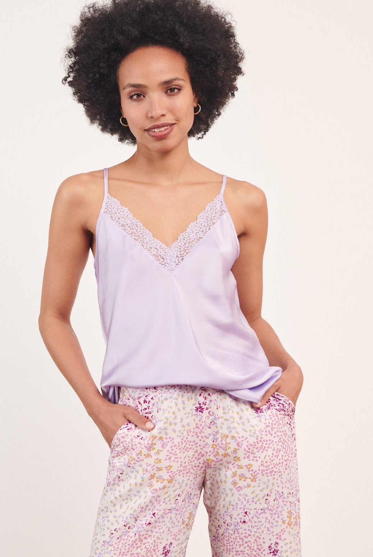 اتام تيشيرت بيجامة ستان مزينة بالدانتيل حمالات