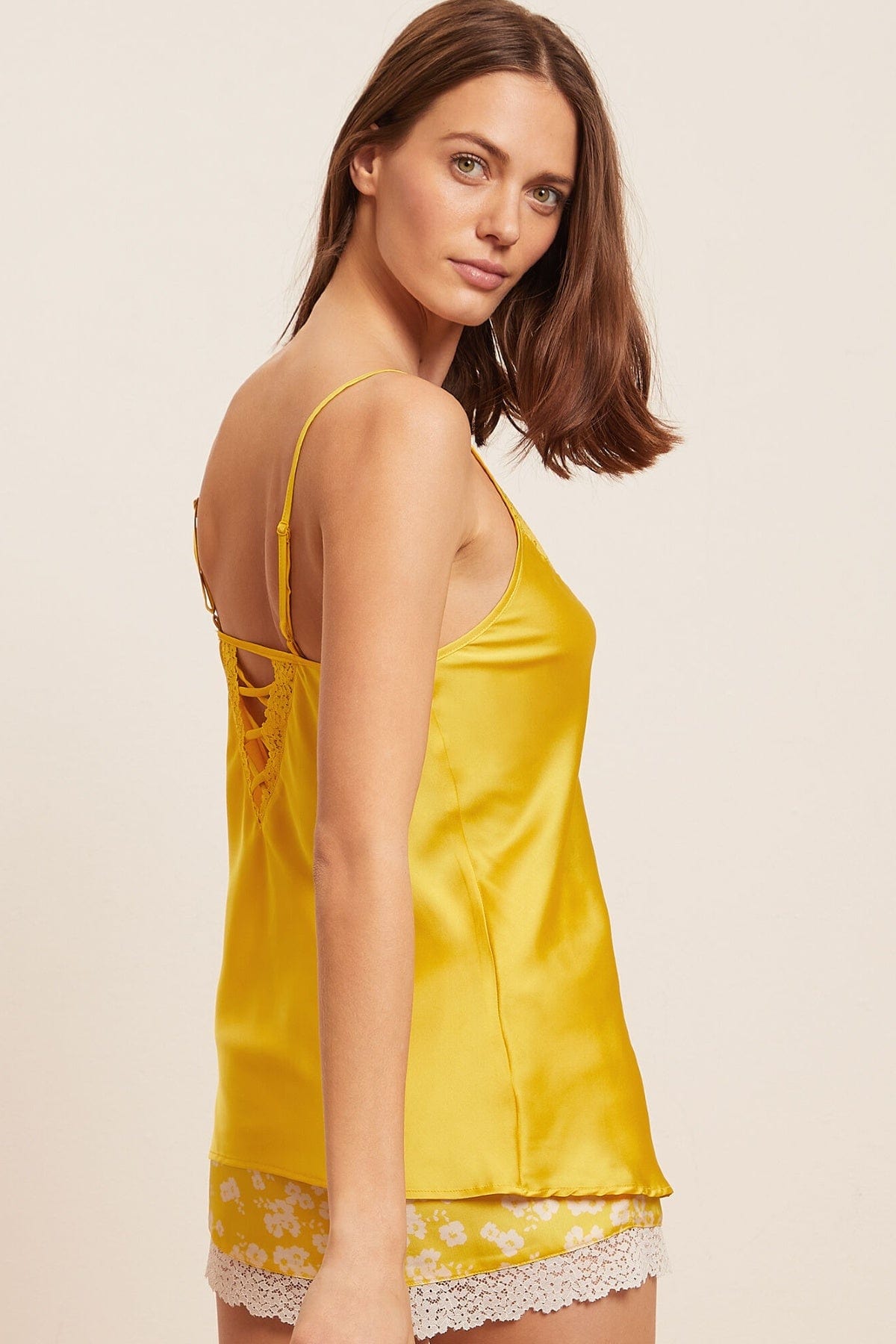 اتام تيشيرت بيجامة ستان مزينة بالدانتيل حمالات