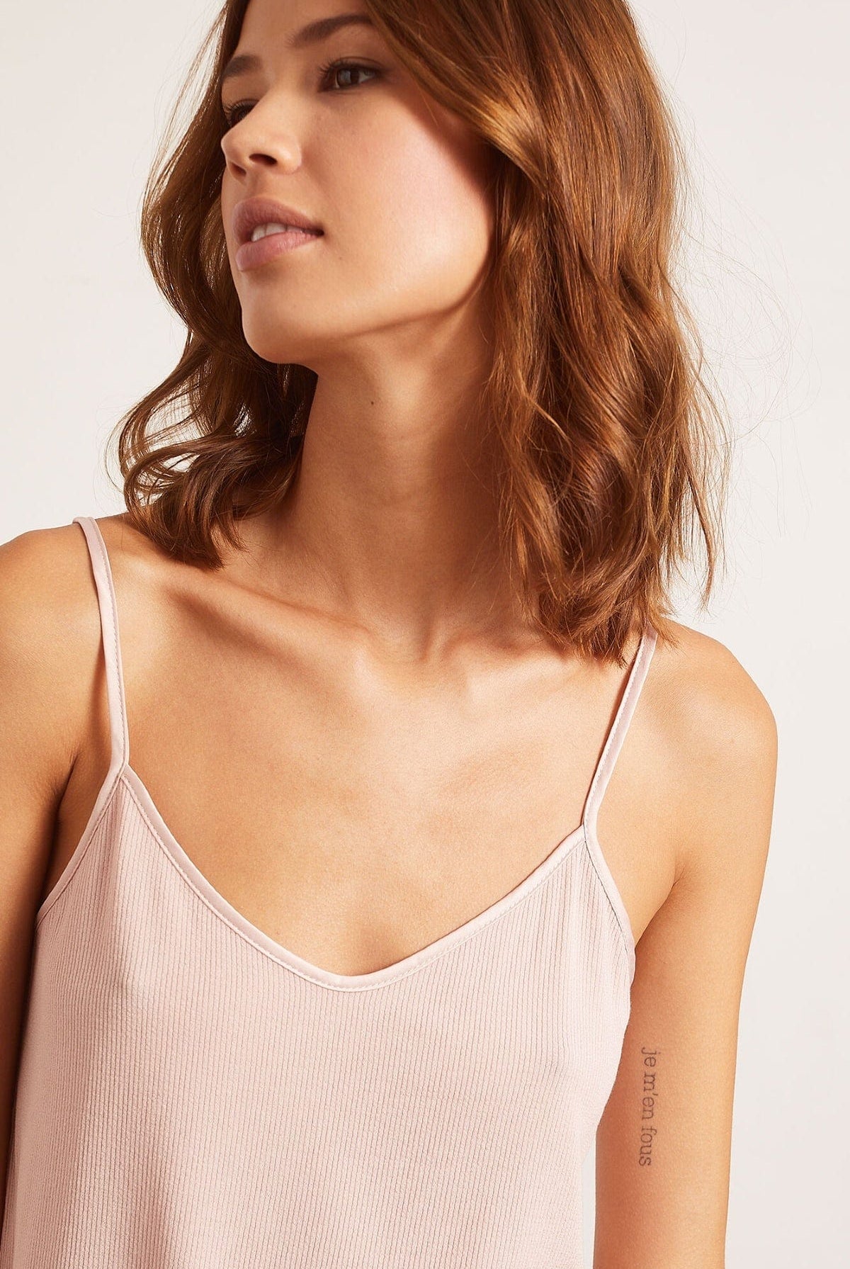 اتام بلوزة مضلعة بفتحة من الأمام والخلف نسائي