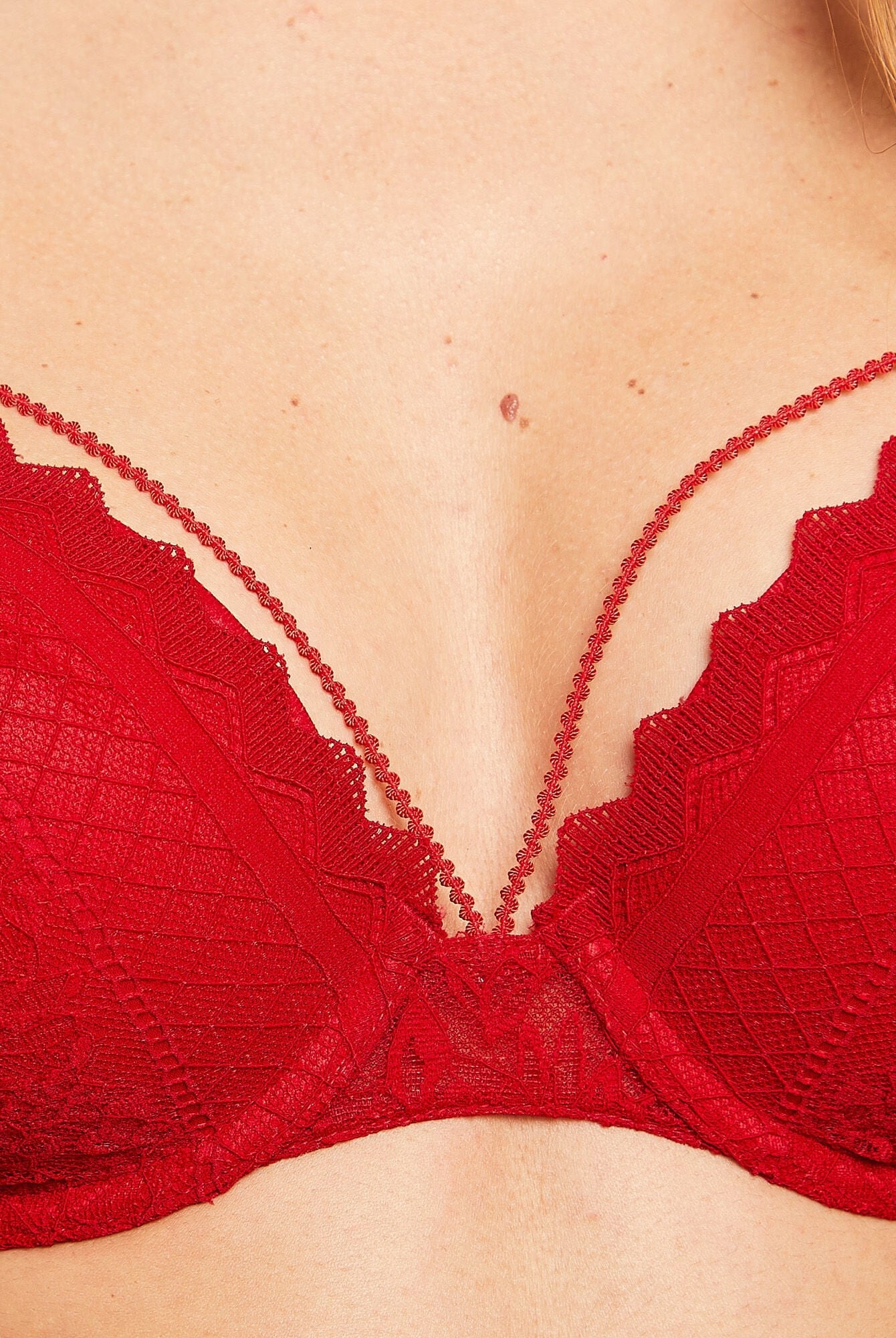 اتام حمالة صدر بوش بخيط على الصدر نسائي