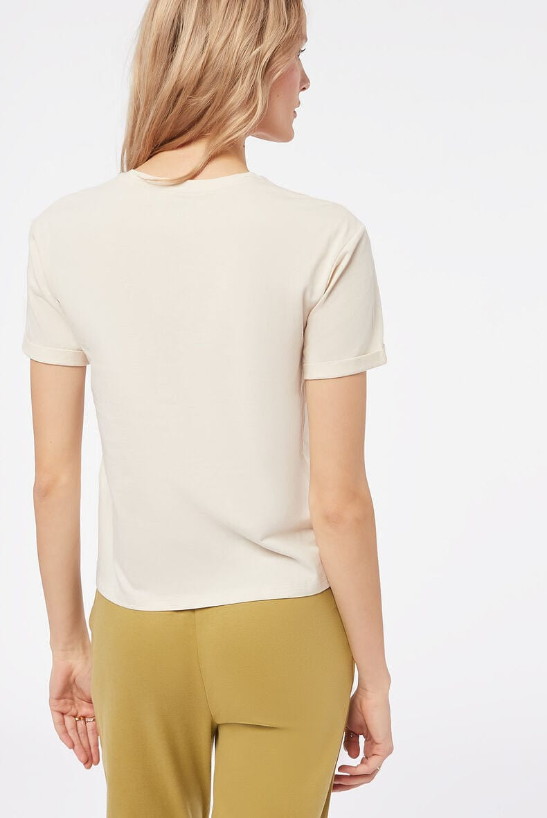 اتام تيشيرت بطبعة على الصدر كم قصير نسائي