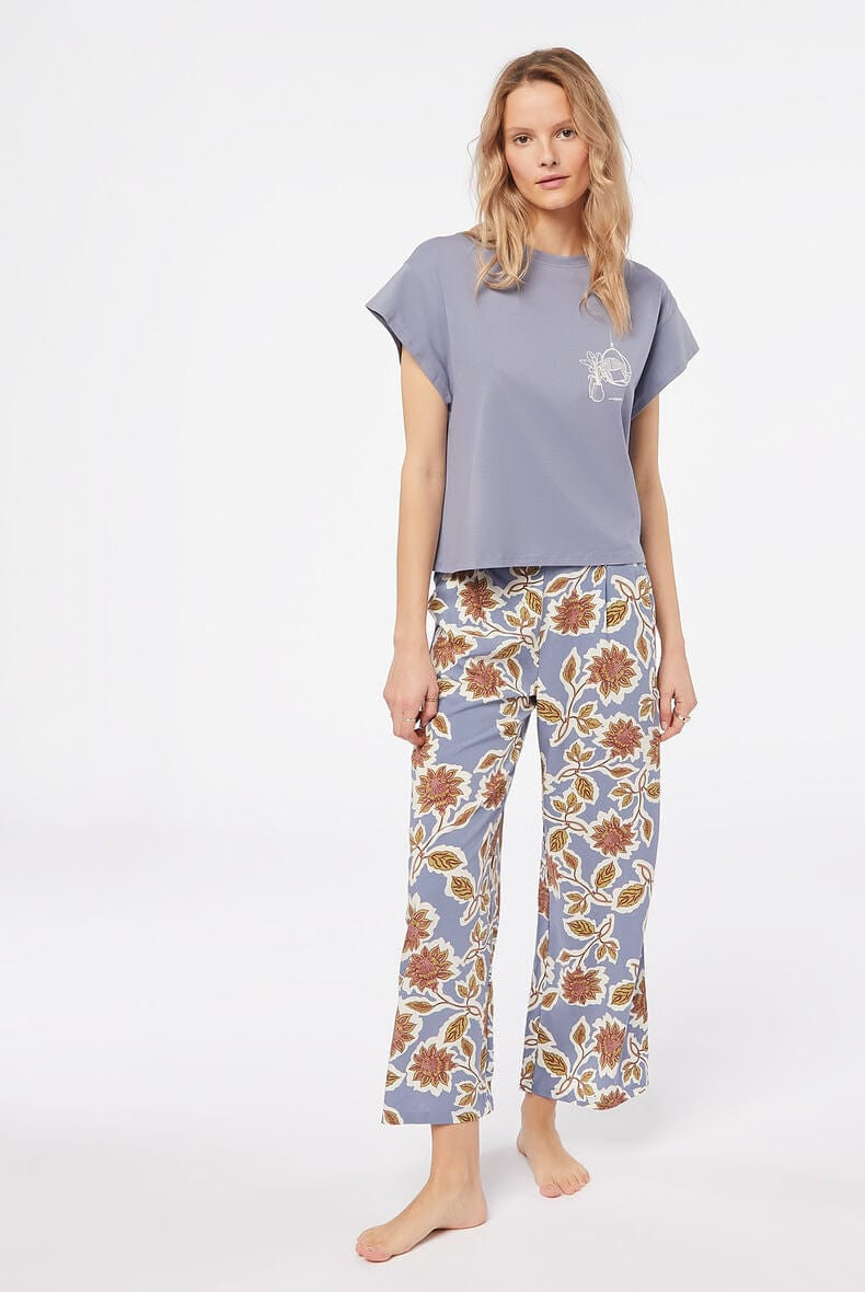 اتام بلوزة بطبعة صغيرة على الصدر كم قصير نسائي