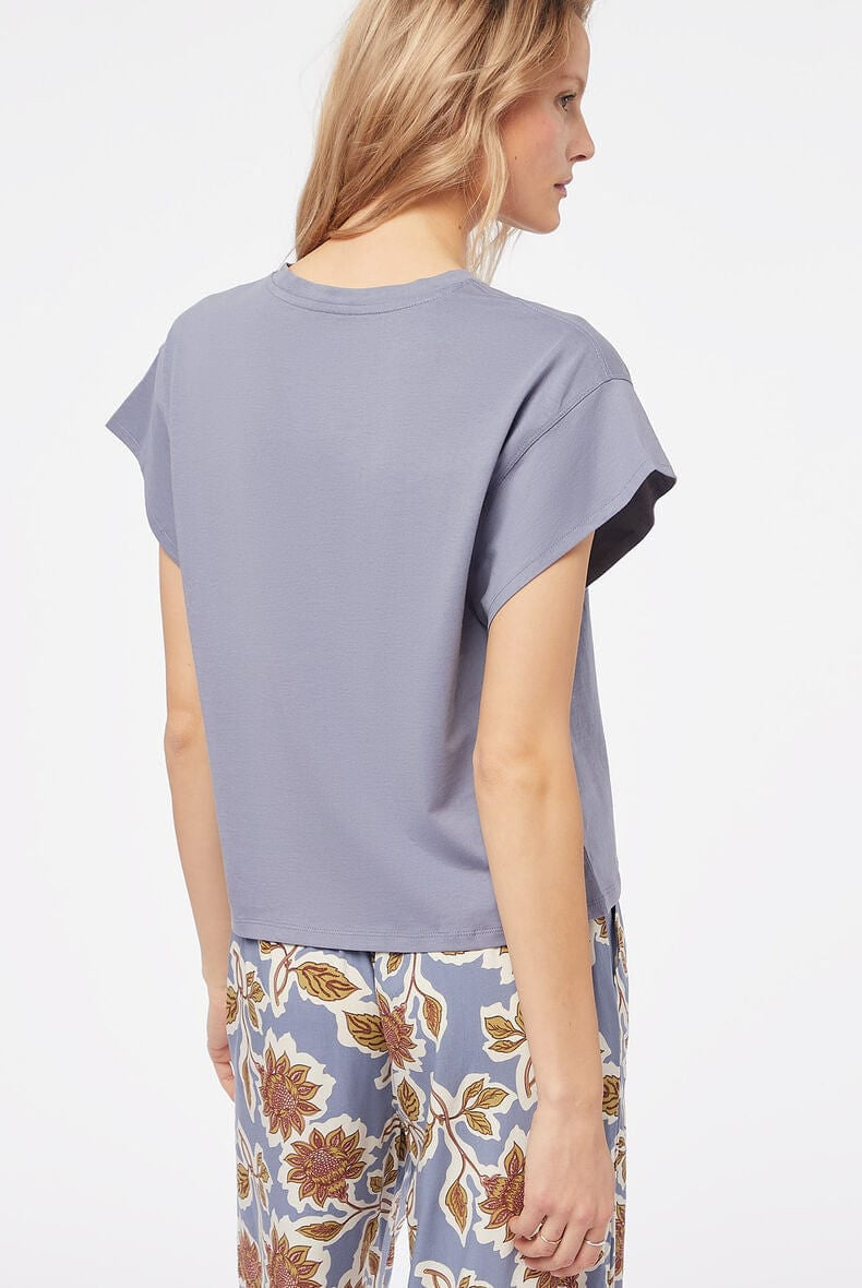 اتام بلوزة بطبعة صغيرة على الصدر كم قصير نسائي