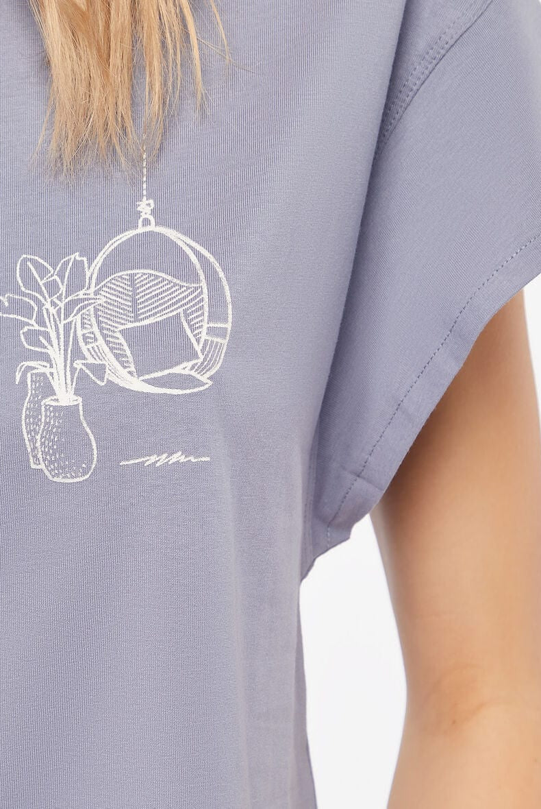 اتام بلوزة بطبعة صغيرة على الصدر كم قصير نسائي