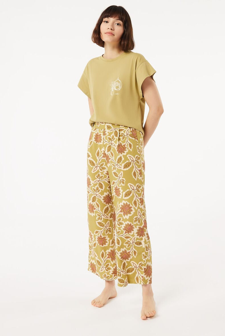 اتام بلوزة بطبعة صغيرة على الصدر كم قصير نسائي